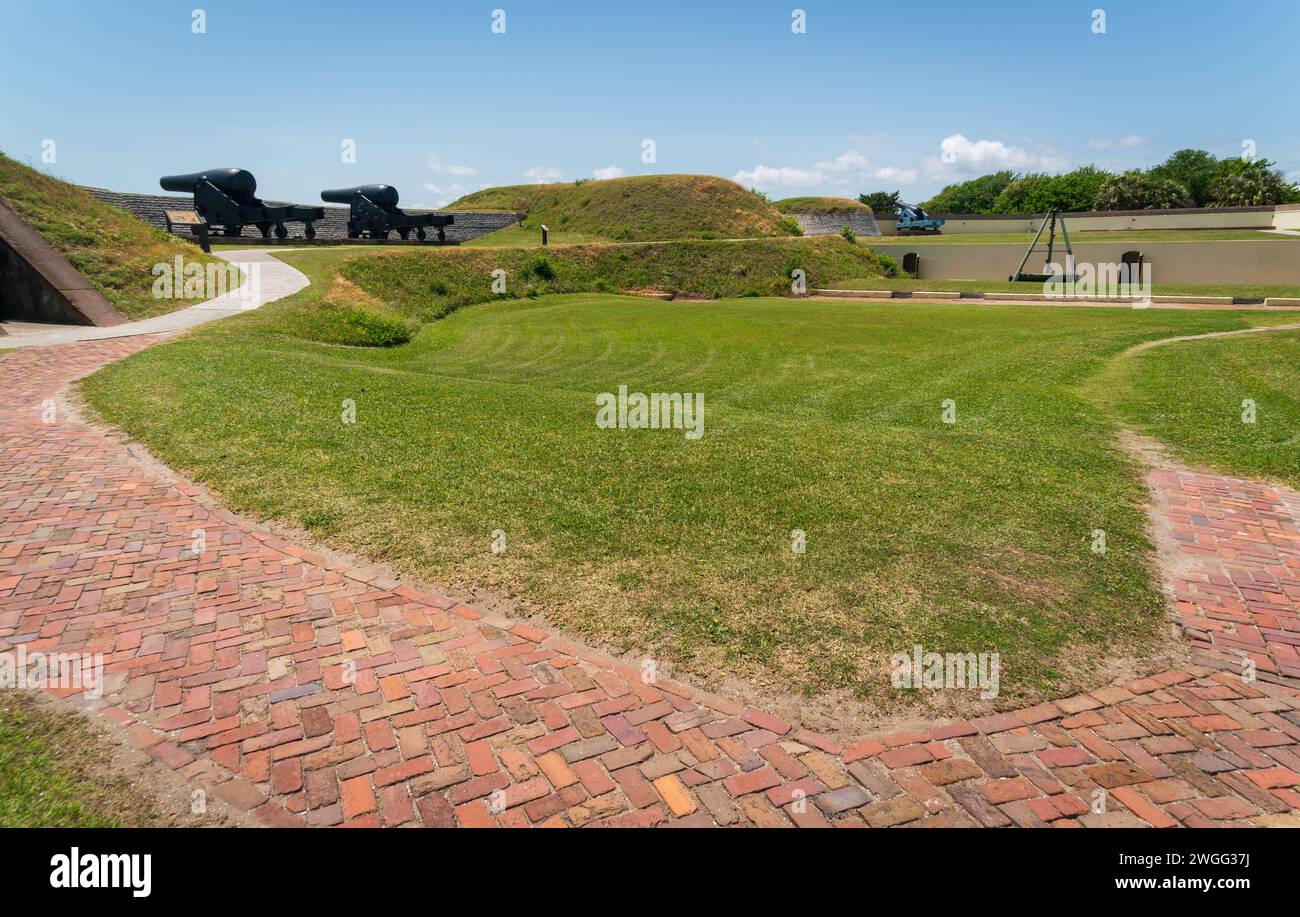 Fort Moultrie, petites fortifications et bunkers de munitions qui longent la côte de Sullivan's Island, Caroline du Sud, États-Unis Banque D'Images