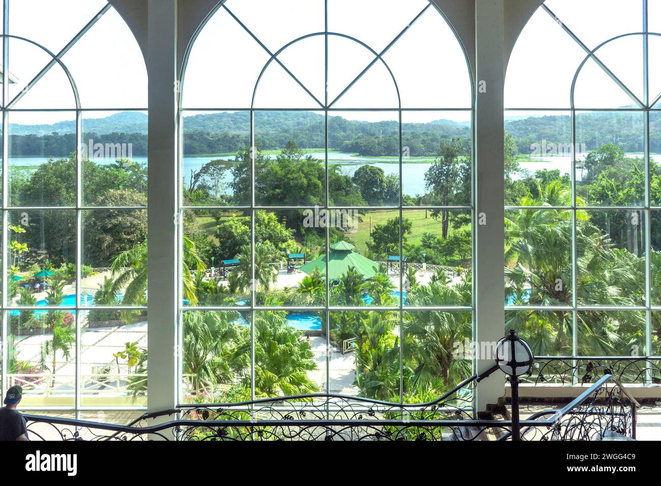 Terrasse de la piscine depuis le lobby, Gamboa Rainforest Hotel, parc national de Soberania, province de Panamá, Panama City, province de Panama, République du Panama Banque D'Images