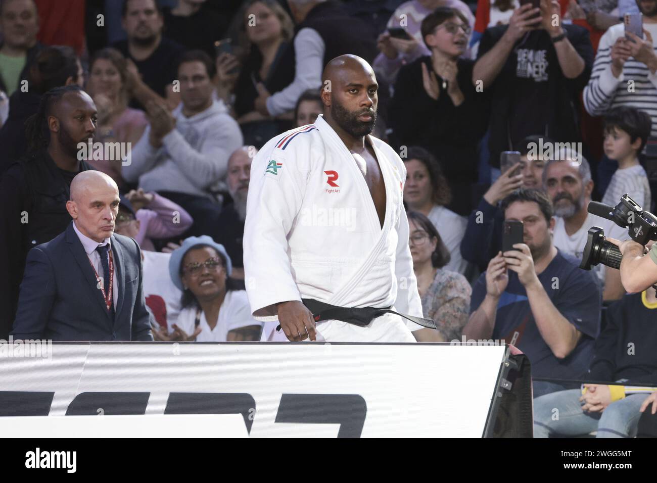 Le Français Teddy Riner (blanc) combat contre le coréen Minjong Kim (bleu) lors de la finale