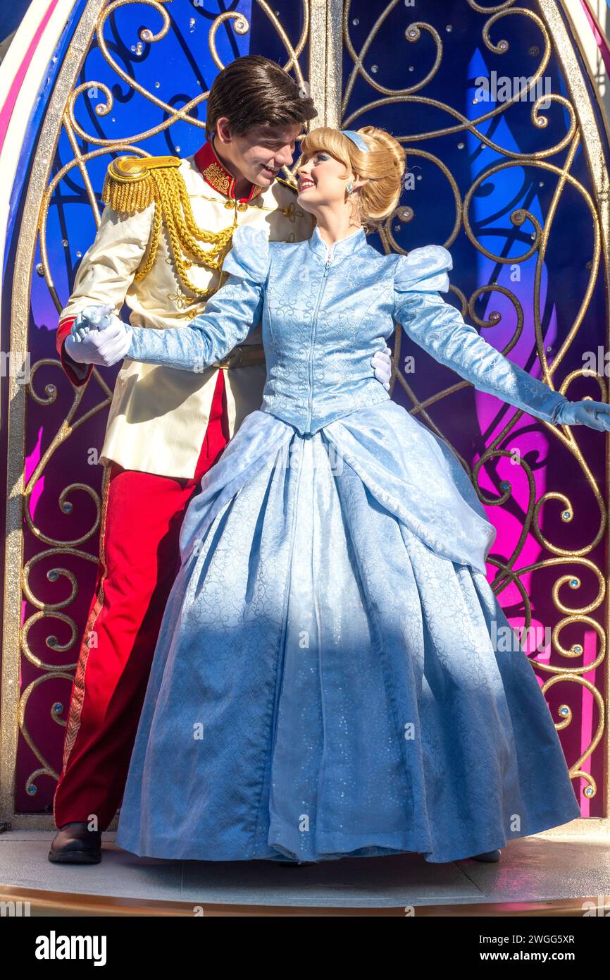 Cendrillon et Prince Charming sur main Street U.S.A, Magic Kingdom, Walt Disney World Resort, Orange County, Orlando, Floride, États-Unis d'Amérique Banque D'Images