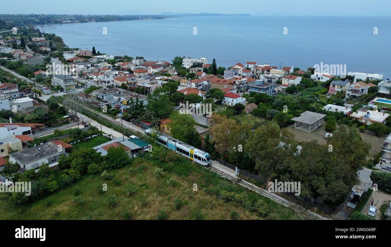 Drone photo du train OSE des chemins de fer grecs à la gare de Kaminia sur la côte du Péloponnèse, Grèce, mai 2023 Banque D'Images