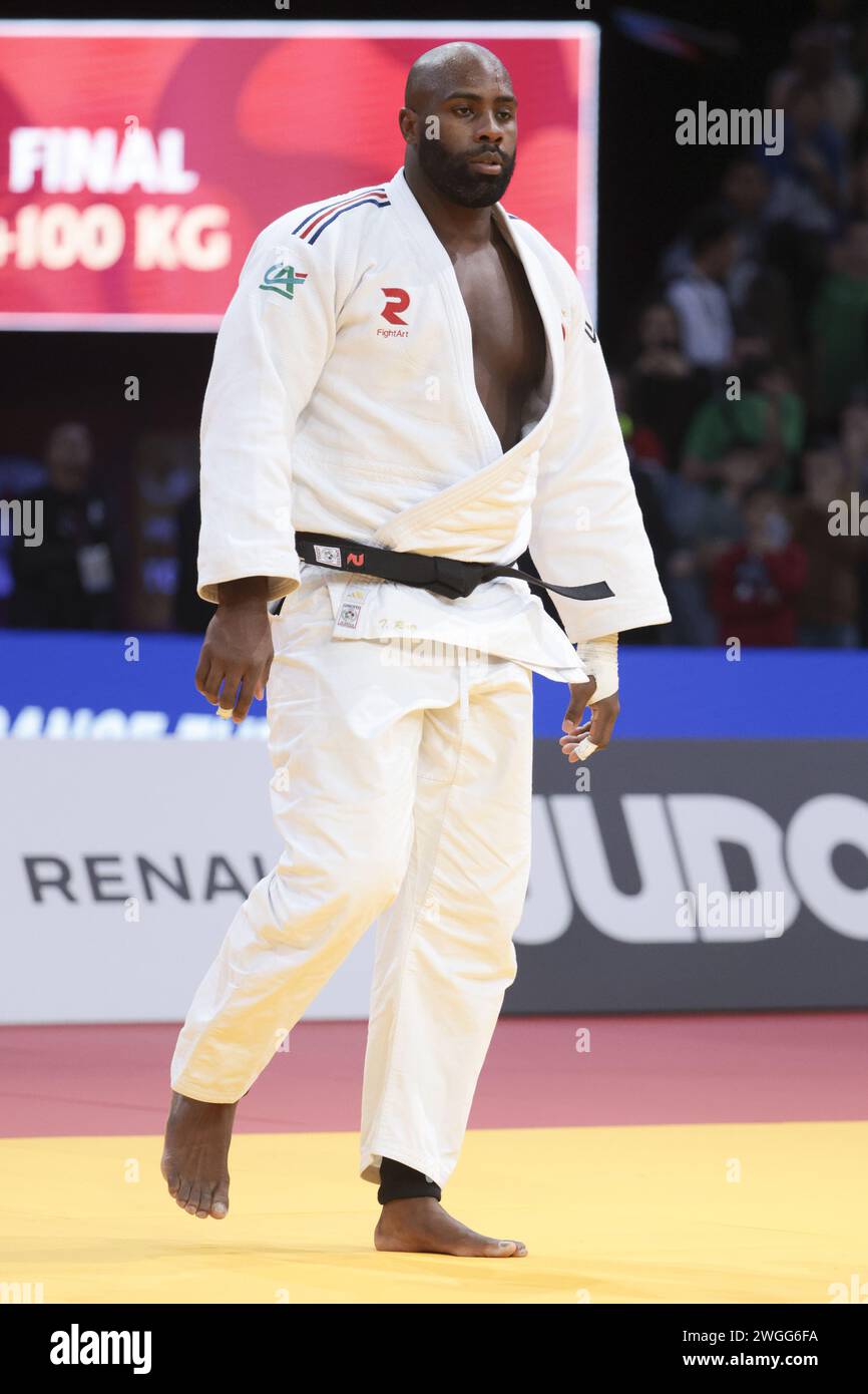 Le Français Teddy Riner (blanc) combat contre le coréen Minjong Kim