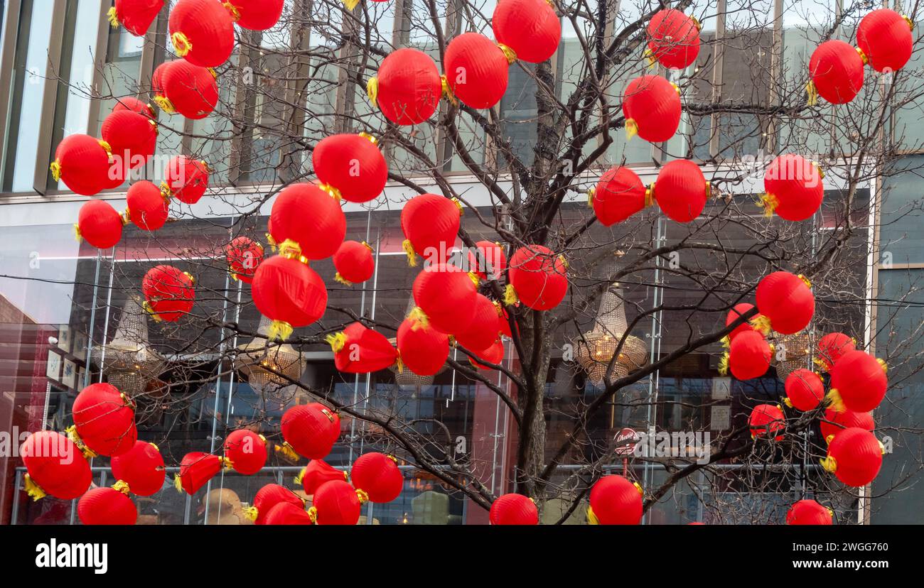 Lanternes chinoises sur Paradise Street à Liverpool annonçant l'année du Dragon 2024 Banque D'Images