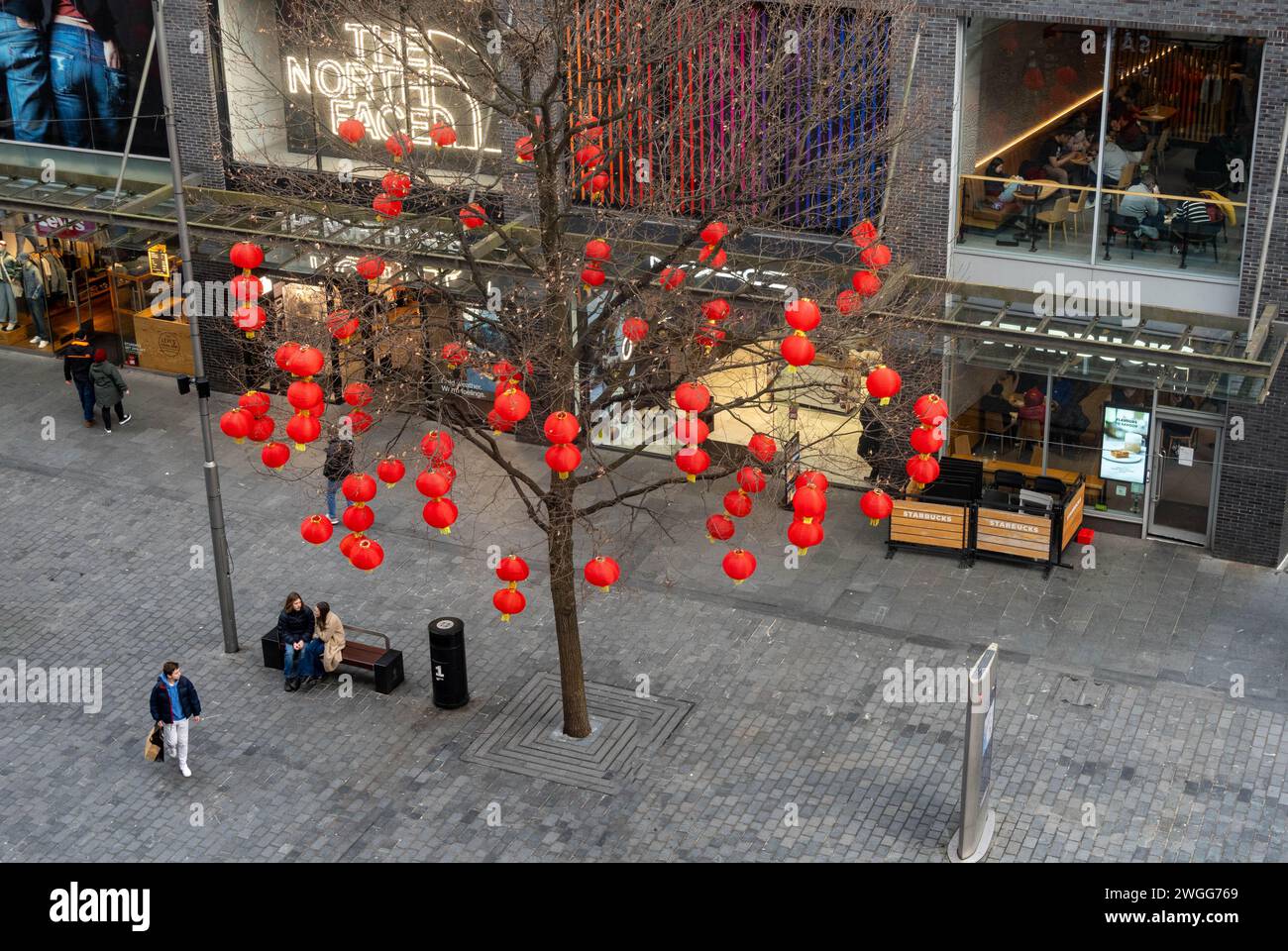 Lanternes chinoises sur Paradise Street à Liverpool annonçant l'année du Dragon 2024 Banque D'Images