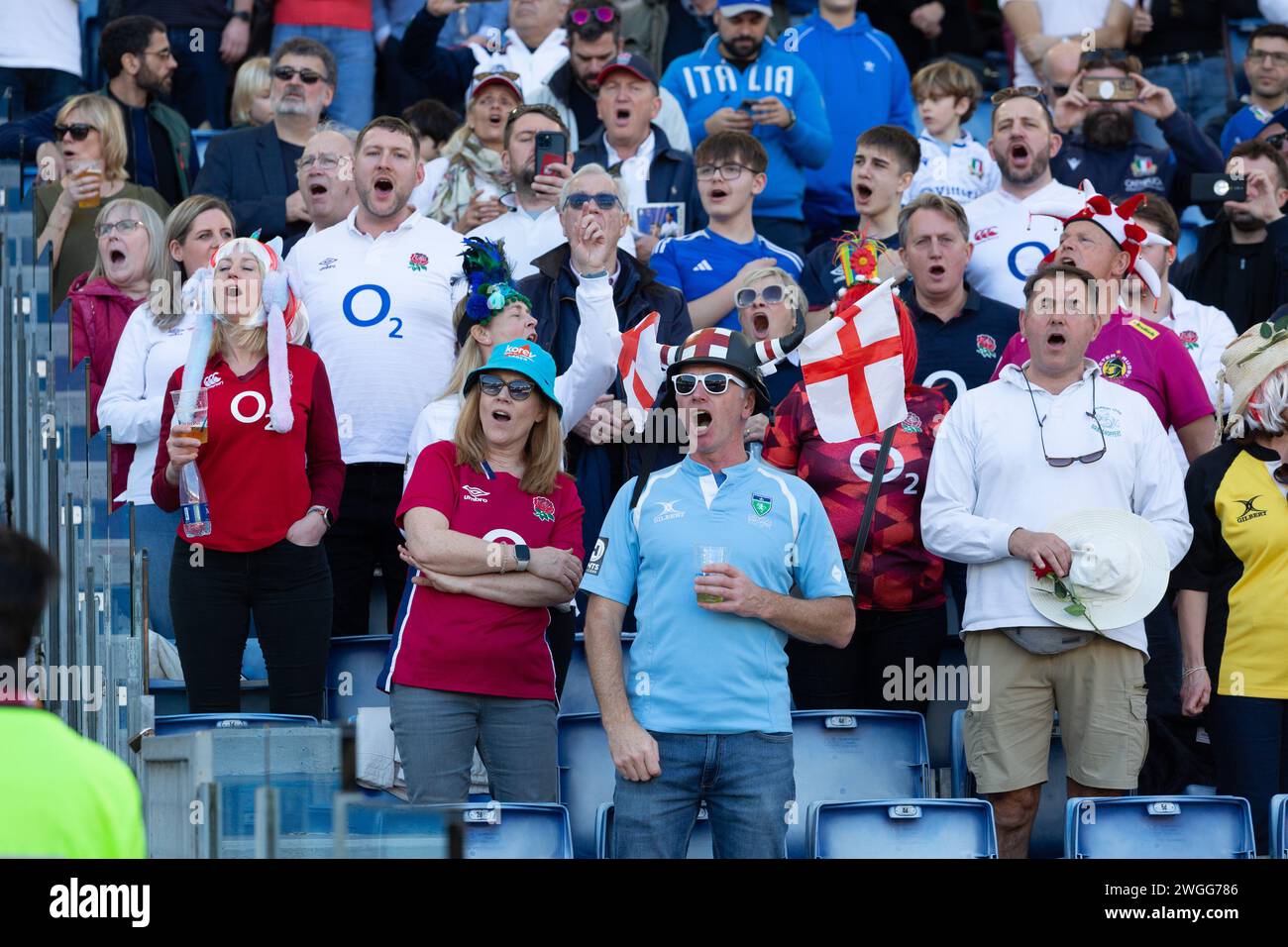 Rugby six Nations. Italie vs Angleterre. Stadio Olimpico. Rome. 03/02/2024. Les fans d'Angleterre chantent l'hymne national. Banque D'Images