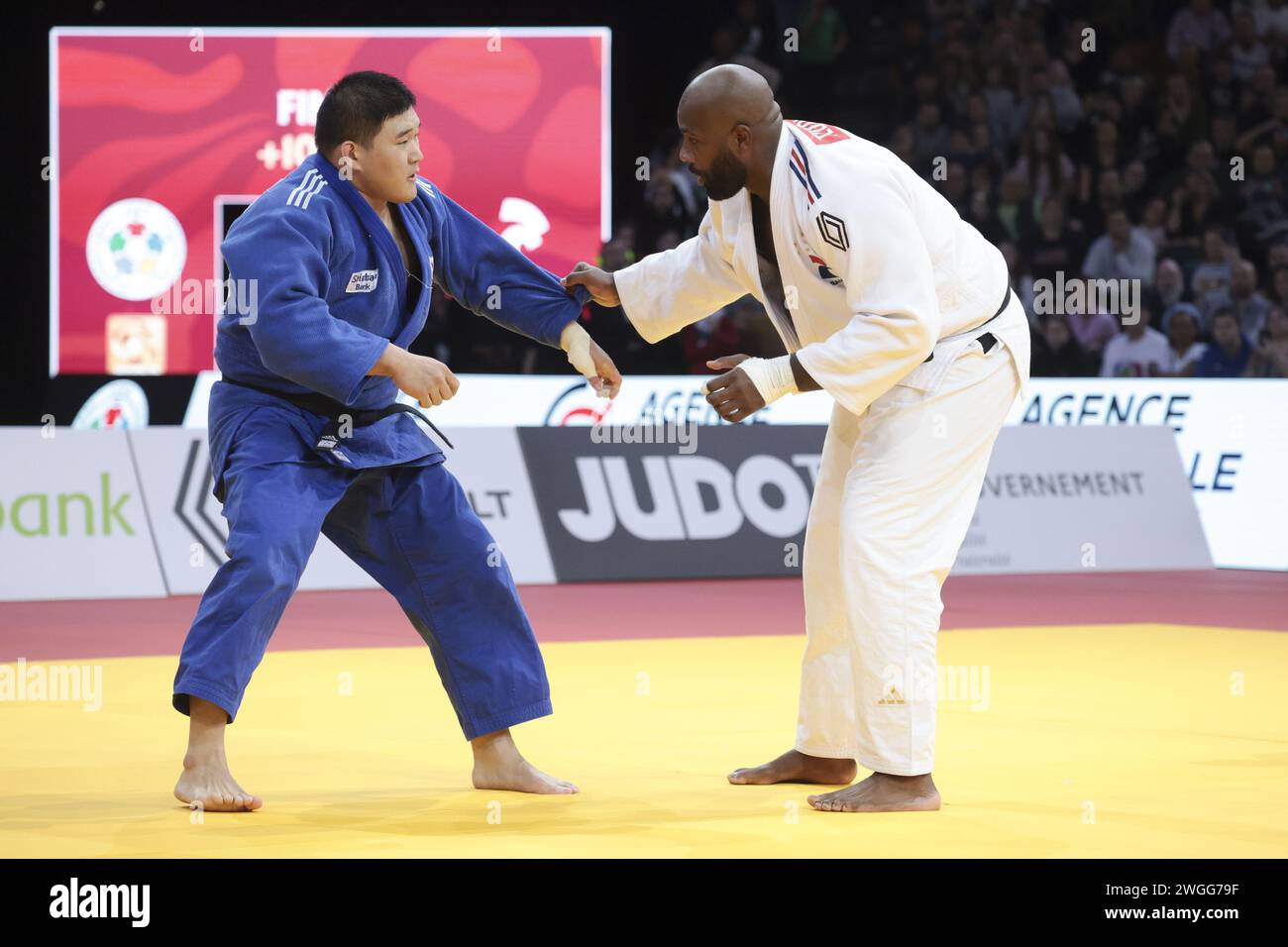 Le Français Teddy Riner (blanc) combat contre le coréen Minjong Kim (bleu) lors de la 100 finale