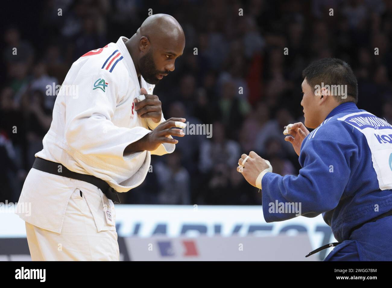 Le Français Teddy Riner (blanc) combat contre le coréen Minjong Kim (bleu) lors de la 100 finale