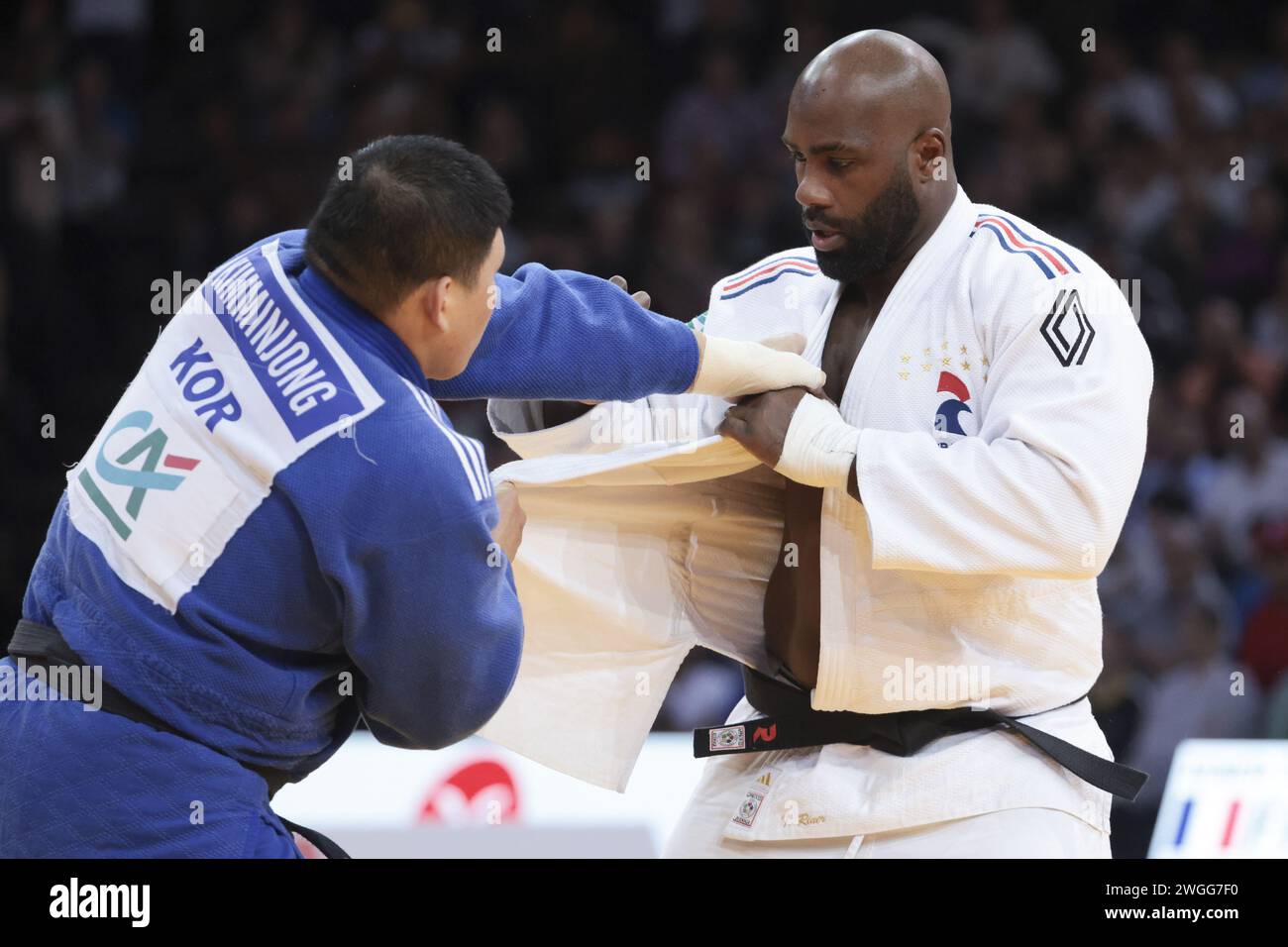 Le Français Teddy Riner (blanc) combat contre le coréen Minjong Kim (bleu) lors de la 100 finale