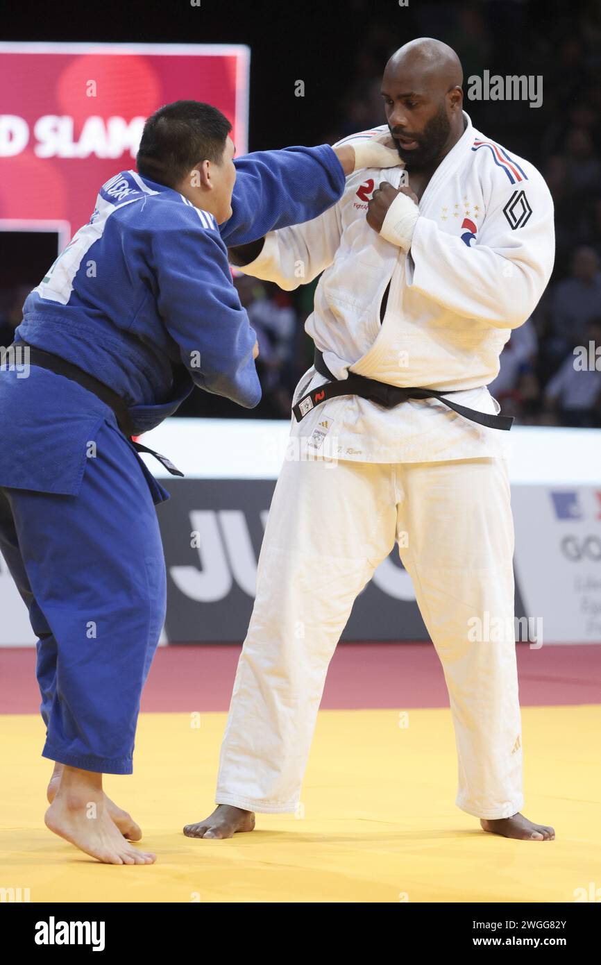 Le Français Teddy Riner (blanc) combat contre le coréen Minjong Kim (bleu) lors de la 100 finale