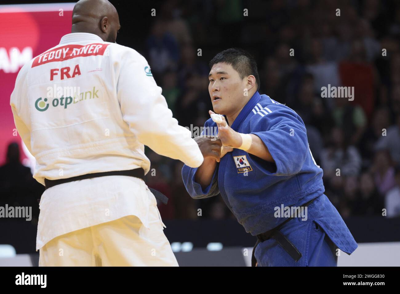 Le Français Teddy Riner (blanc) combat contre le coréen Minjong Kim