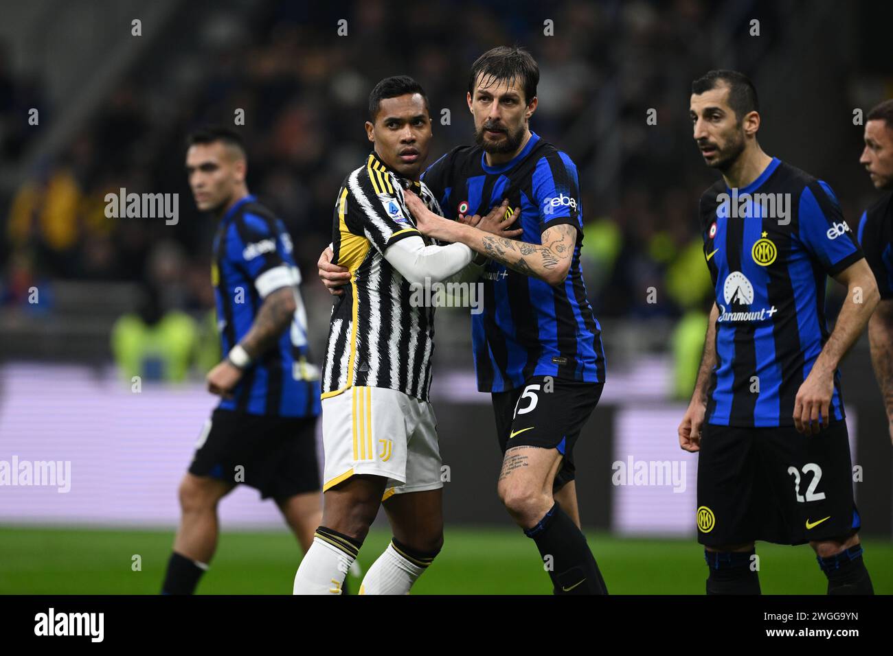 Alex Sandro Lobo Silva (Juventus)Francesco Acerbi (Inter) lors du match italien de série A entre l'Inter 1-0 Juventus au stade Giuseppe Meazza le 4 février 2024 à Milan, Italie. (Photo de Maurizio Borsari/AFLO) Banque D'Images