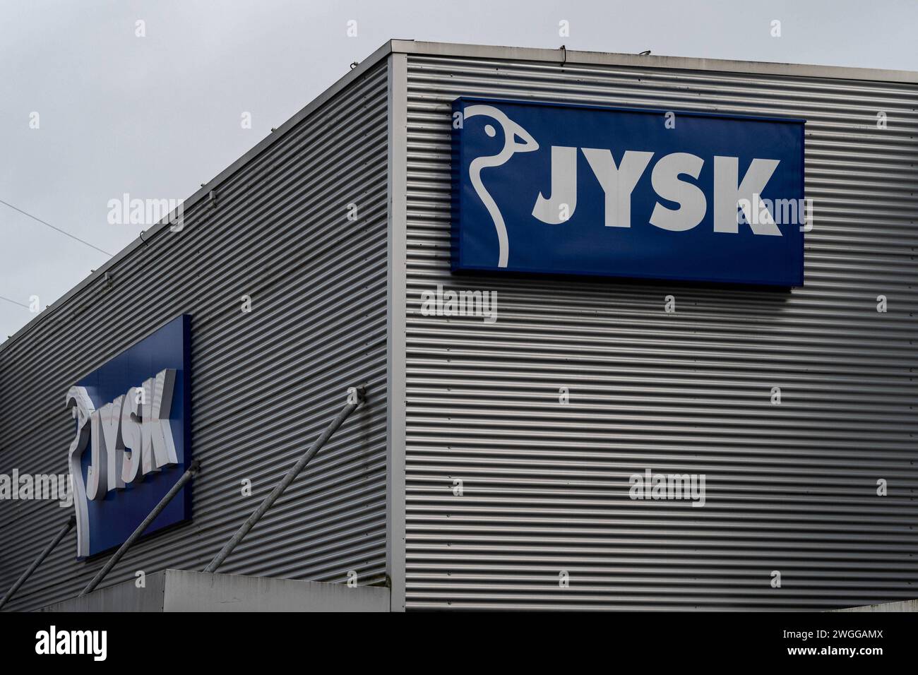 JYSK logo an Geschäftsfassade 04.02.2024, Limbourg : Symbolfoto, Illustrationsbild, Symbolbild, Illustrationsfoto JYSK logo an Geschäftsfassade Das Bild zeigt das markante logo von JYSK, deutlich sichtbar an der Fassade eines Gebäudes. DAS Geschäft selbst ist nicht im Bild, was den Fokus auf das logo lenkt und Seine Präsenz im städtischen Raum hervorhebt. DAS logo präsentiert sich in den charakteristischen Unternehmensfarben und ist ein Symbol für die Marke JYSK, die für ihre Auswahl an Möbeln, Schlafzimmerausstattungen und Wohnaccessoires bekannt ist. Dieses Bild eignet sich hervorragend für in Banque D'Images