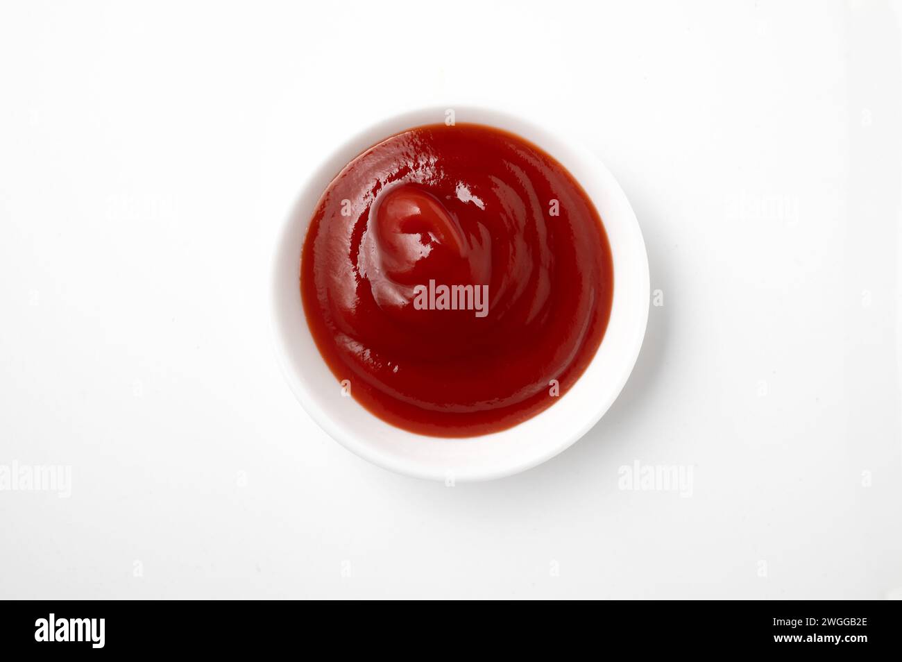 , Food, 04.02.2024, Eine kleine weiße Schale die mit Tomaten ketchup gefüllt ist. Banque D'Images