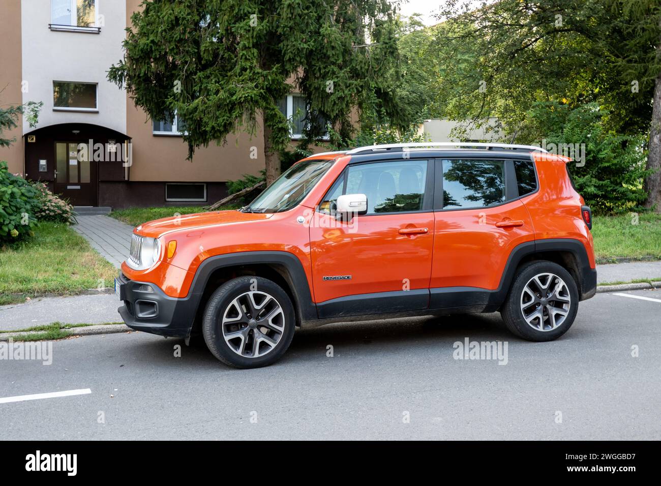 OSTRAVA, RÉPUBLIQUE TCHÈQUE - 23 AOÛT 2023 : Orange American Jeep Renegade SUV garé dans la rue Banque D'Images