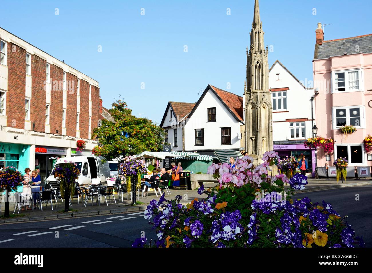 Vue sur la Croix du marché et boutique sur la place du marché dans le centre-ville, Glastonbury, Somerset, Royaume-Uni, Europe. Banque D'Images