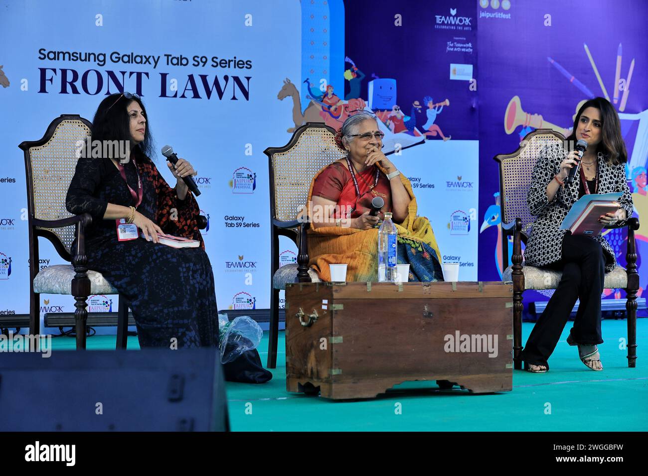 L'écrivain Chitra Banerjee Divakaruni et le président de la Fondation Infosys Sudha Murthy discutent avec Priyanka Khanna au Festival de littérature de Jaipur 2024 à Jaipur, Rajasthan, Inde, le 4 février 2024. (Photo de Vishal Bhatnagar/NurPhoto)0 crédit : NurPhoto SRL/Alamy Live News Banque D'Images