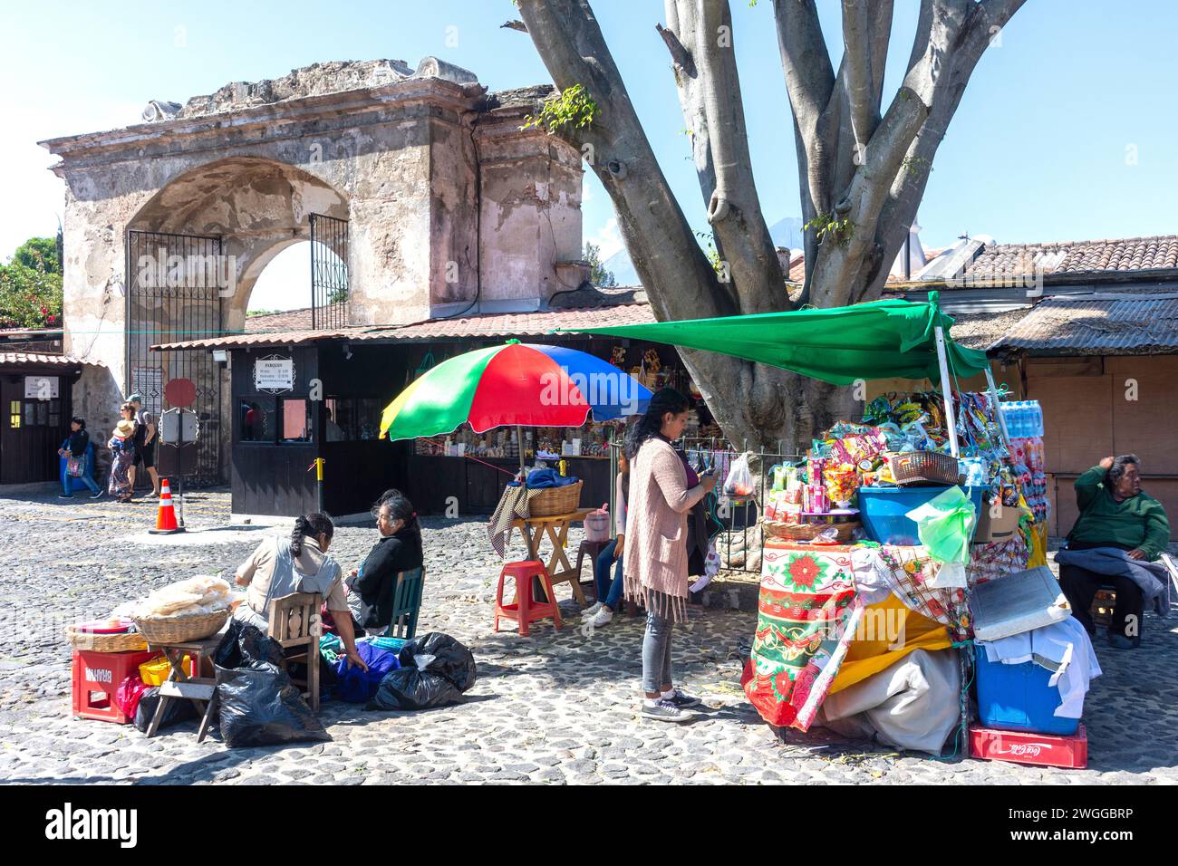 Stands de nourriture de rue de l'église San Francisco el Grande, Antigua, département de Sacatepéquez, République du Guatemala Banque D'Images