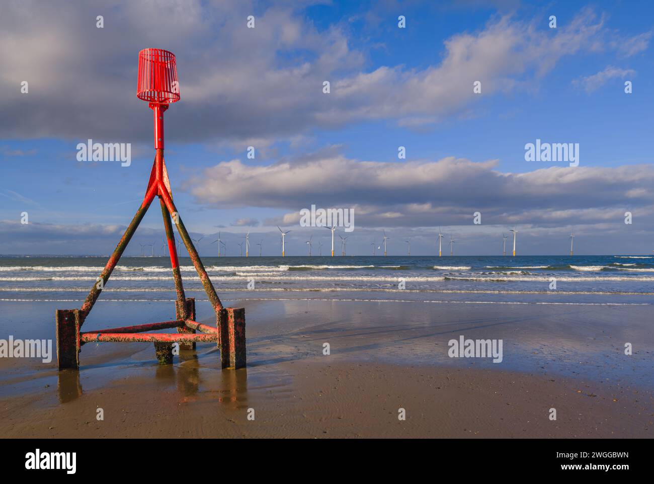 Vue depuis Redcar Beach à marée basse du parc éolien offshore. Banque D'Images