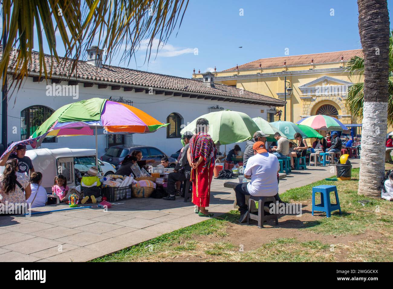 Stands de nourriture de rue, Avenida sur Calle de Los Pasos, Antigua, département de Sacatepéquez, République du Guatemala Banque D'Images