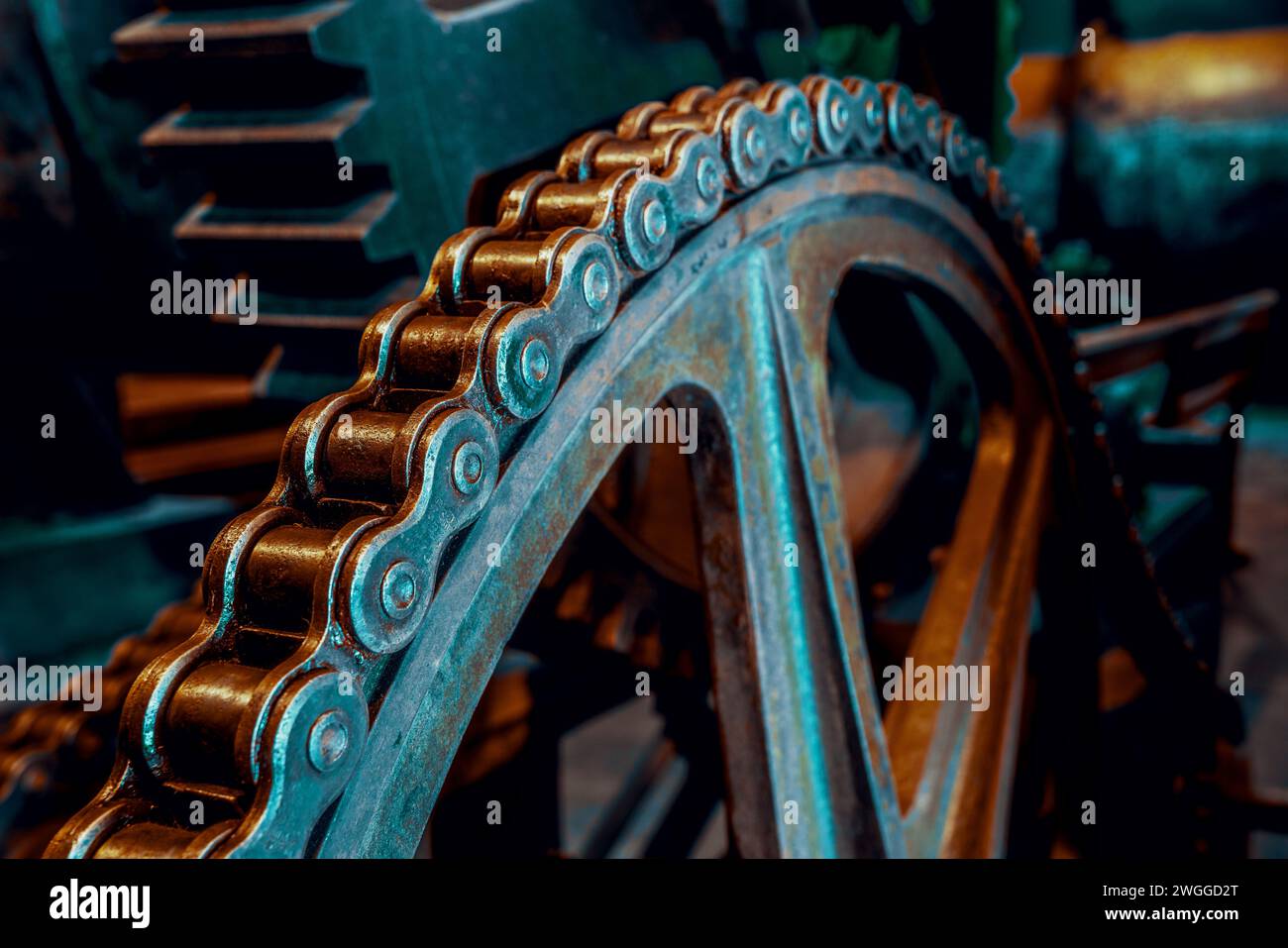 Gros plan sur le vélo bleu : roue dentée métallique et rotation de l'engrenage Fermer la roue de vélo bleue et la roue dentée métallique Banque D'Images