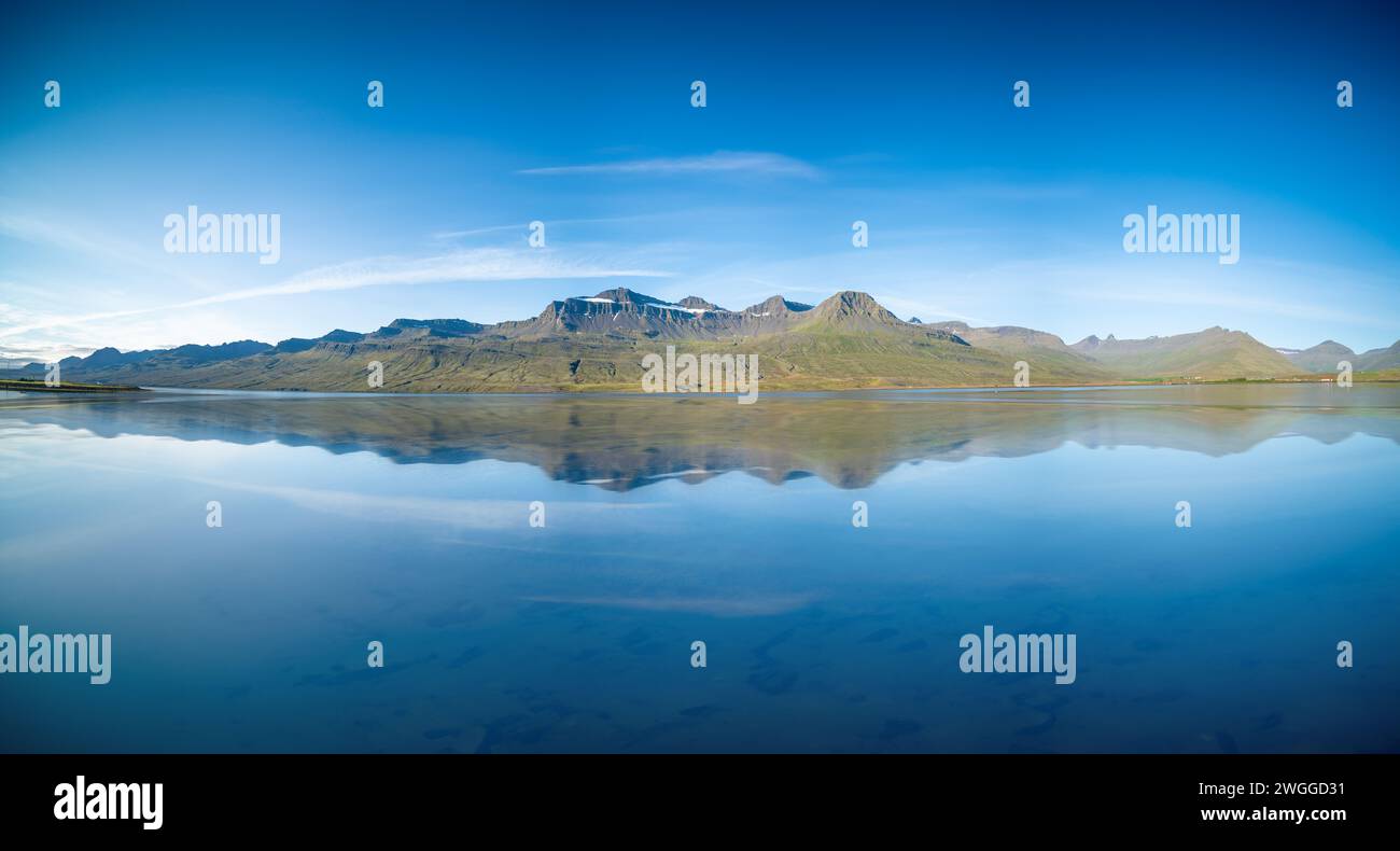 chaîne de montagnes reflétée dans un lac de montagne calme Banque D'Images