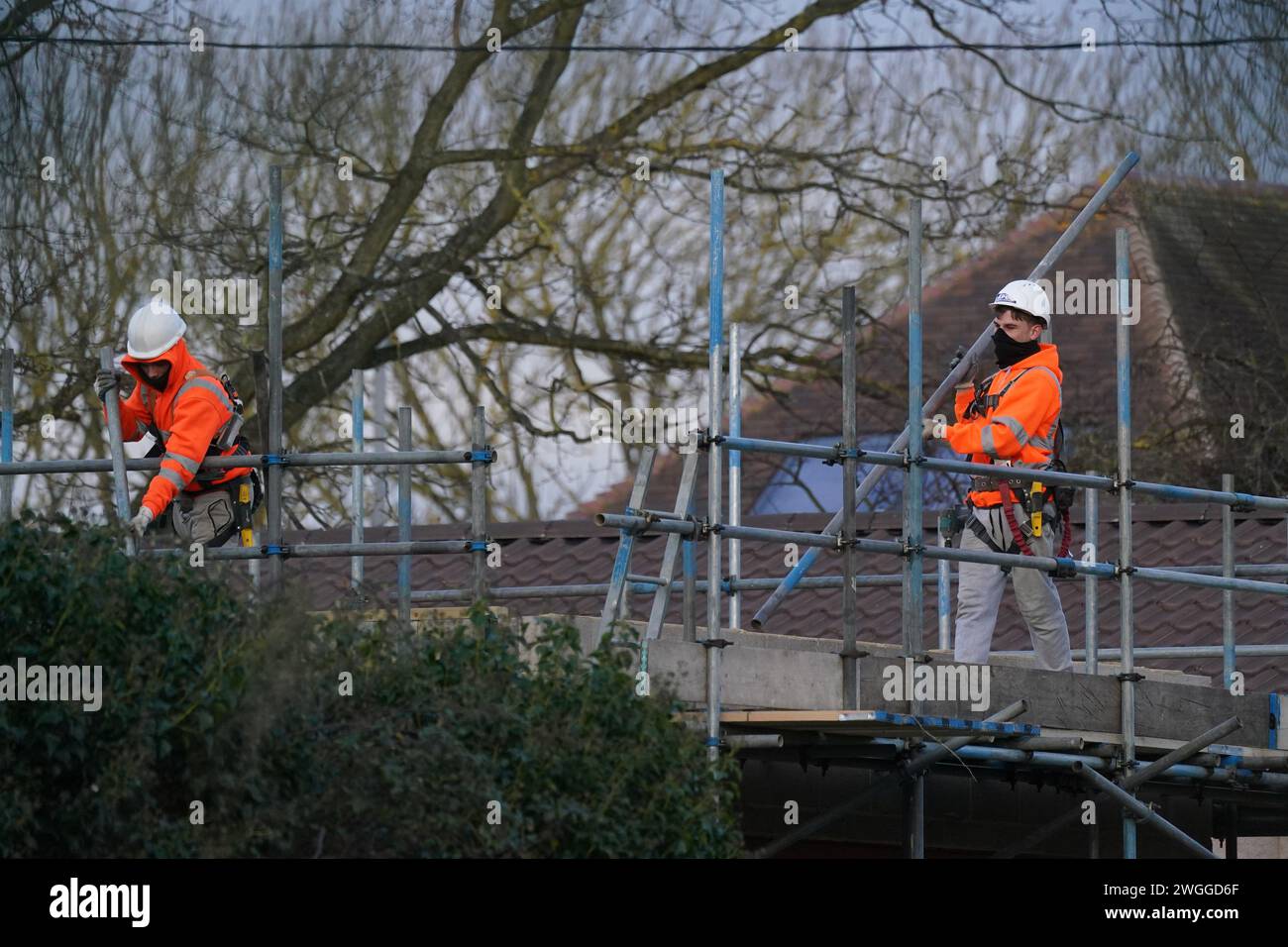 Les travaux se poursuivent pour démolir un bloc de piscines thermales non autorisées chez Hannah Ingram-Moore, la fille du regretté capitaine Sir Tom Moore, à Marston Moretaine, Bedfordshire. Date de la photo : lundi 5 février 2024. Banque D'Images