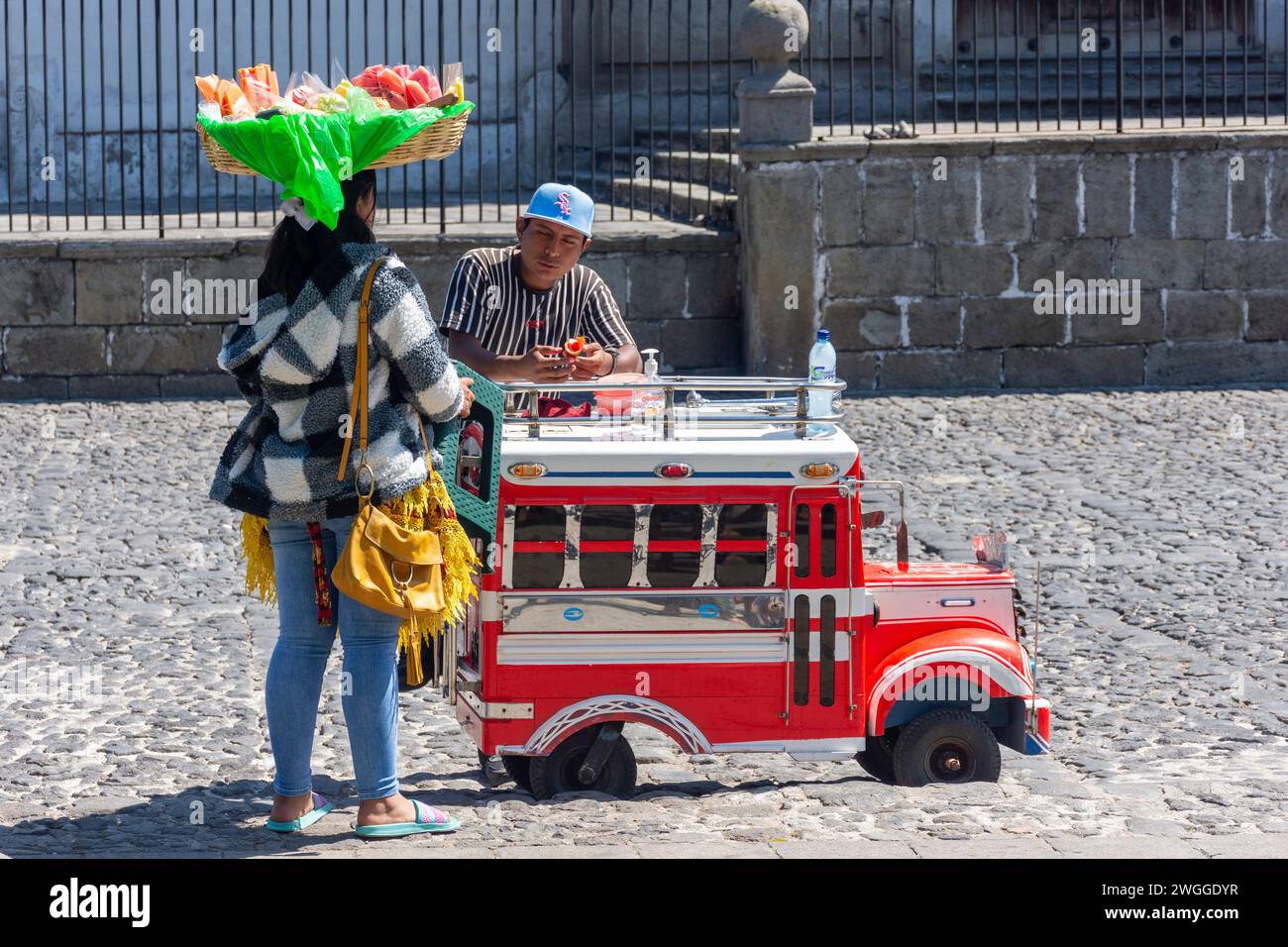 Vendeurs de nourriture à Central Park, Antigua, département de Sacatepéquez, République du Guatemala Banque D'Images