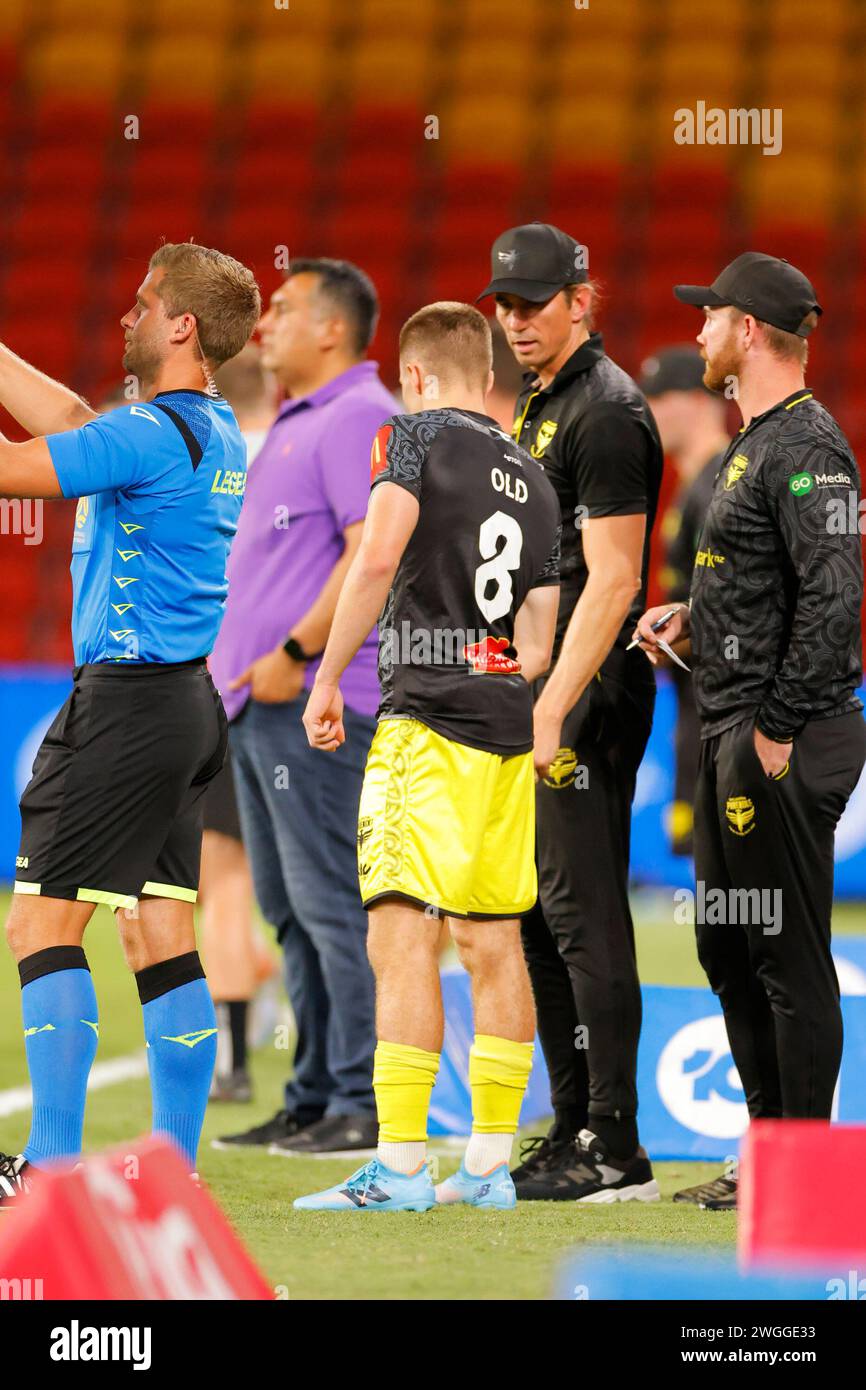 Brisbane, Australie. 02 février 2024. Suncorp Stadium, Australie, 2 février 2024 le personnel des entraîneurs de Wellington se prépare à apporter des changements lors du match de la Ligue Ute A D'Isuzu entre Brisbane Roar et Wellington Phoenix FC au Suncorp Stadium. Credit : Matthew Starling/SPP/Alamy Live News (Matthew Starling/SPP) Banque D'Images