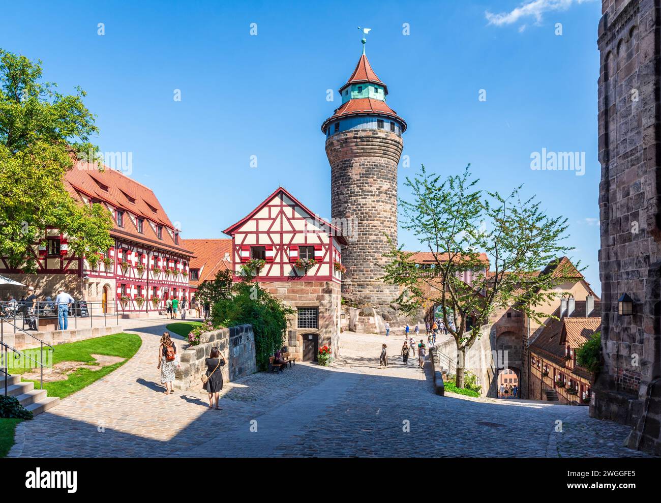 Vue sur la cour du Kaiserburg, le château médiéval de Nuremberg, Allemagne, avec le Tiefer Brunnen et le Sinwellturm. Banque D'Images