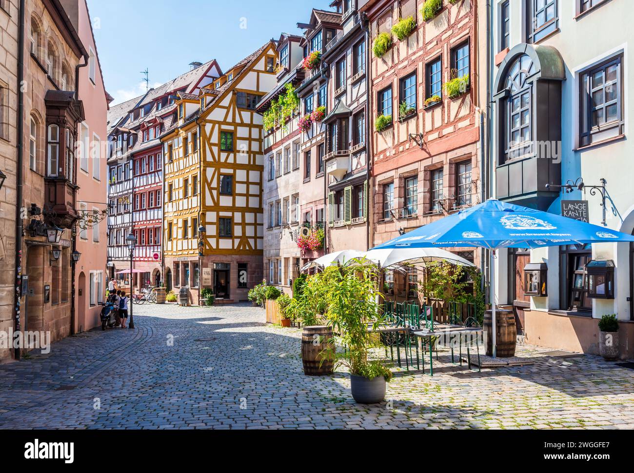 Le Weißgerbergasse est une rue piétonne de la vieille ville de Nuremberg, en Allemagne, célèbre pour ses maisons à colombages, bordées de cafés en trottoir. Banque D'Images