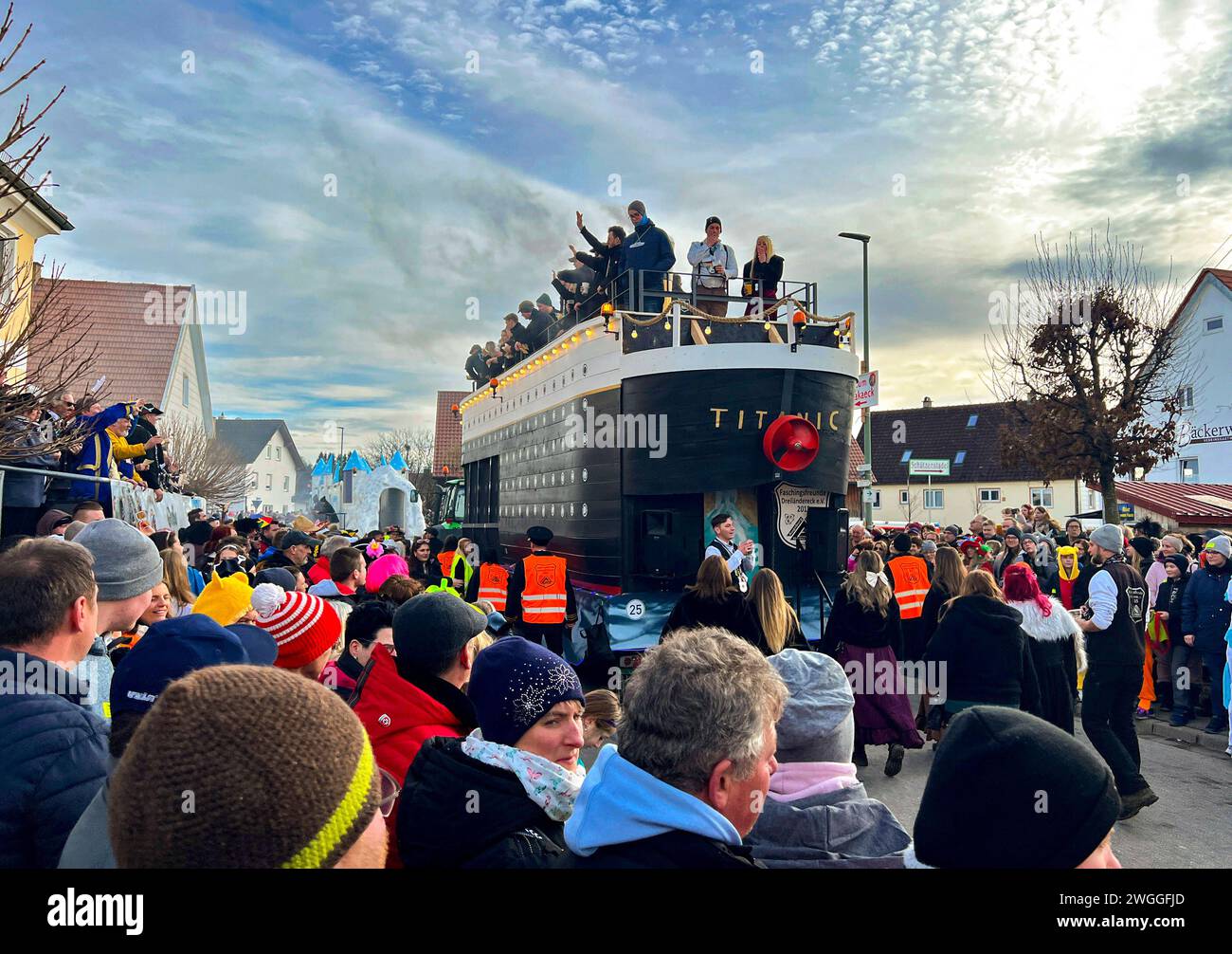 04.02.2024, Faschingsumzug in Zaisertshofen im Unterallgäu, Die Faschingsfreunde Dreiländereck Memmenhausen haben einen beeindruckenden Schiffs-Wagen mit ihrer TITANIC gebaut. 04.02.2024, Zaisertshofen Fasching 04.02.2024, Zaisertshofen Fasching *** 04 02 2024, défilé du carnaval à Zaisertshofen à Unterallgäu, les Faschingsfreunde Dreiländereck Memmenhausen ont construit un impressionnant flotteur de bateau avec leur TITANIC 04 02 2024, Zaisertshofen Carnival 04 02 2024, Zaisertshofen Carnival Banque D'Images