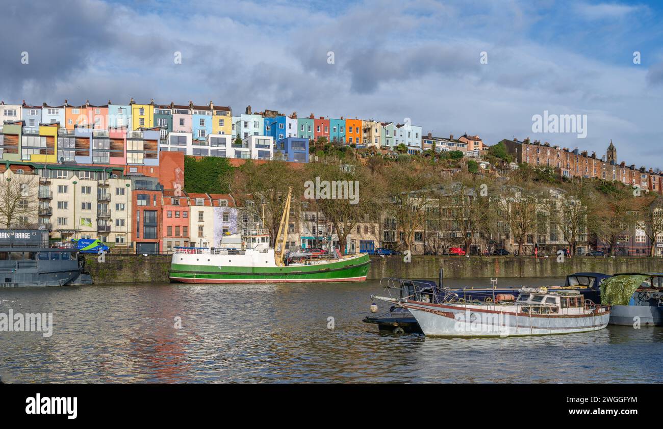 Maisons colorées de bois de Clifton au-dessus de Hotwells et du port flottant de Bristol Royaume-Uni Banque D'Images