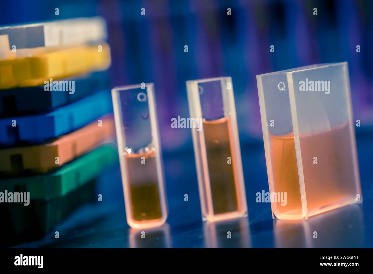 Dichroïsme circulaire (CD) : les cuvettes sont utilisées pour mesurer les différences d'absorbance de la lumière polarisée gauche et droite. Banque D'Images