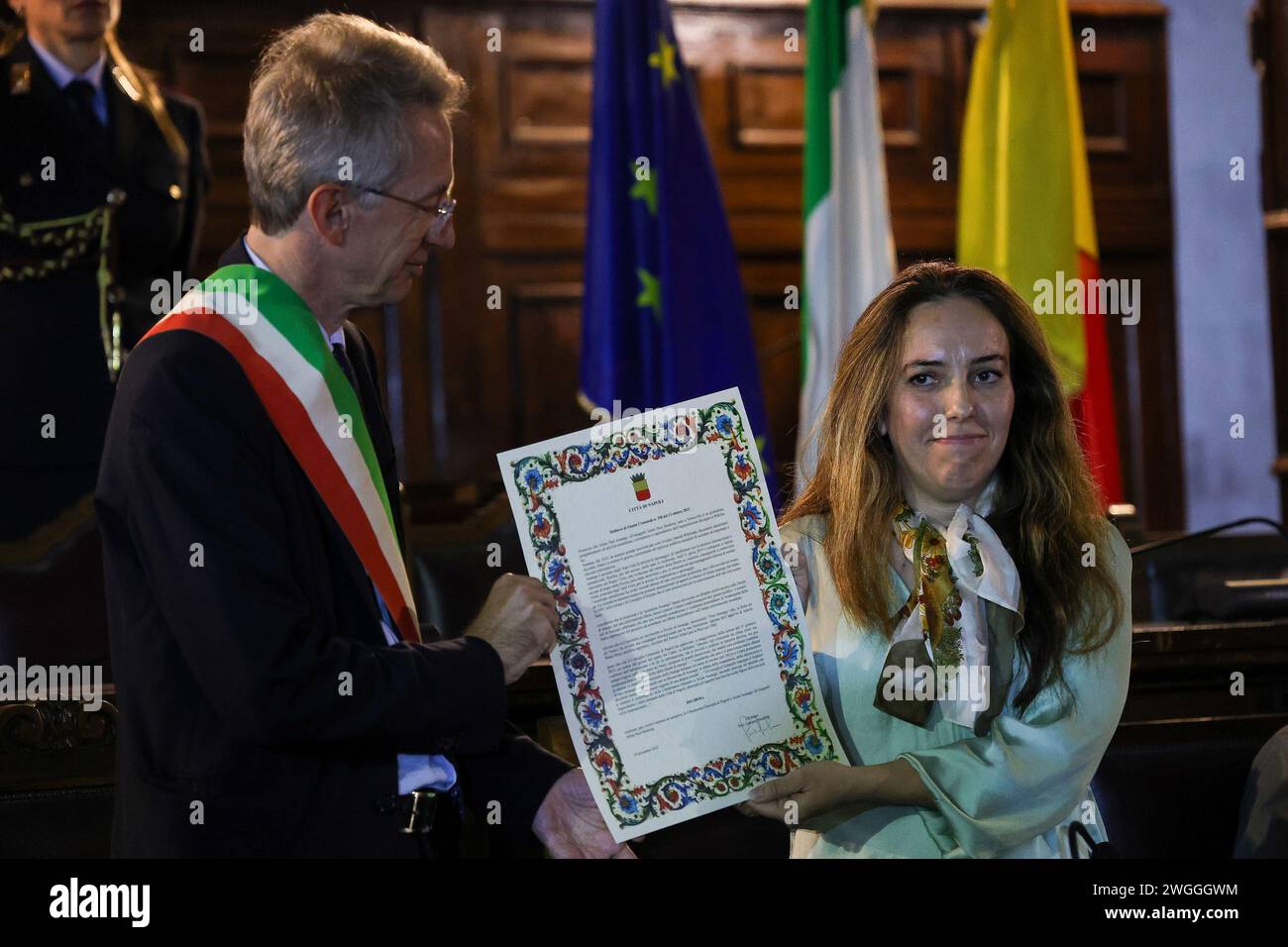 Le maire de Naples Gaetano Manfredi remet à Stella Moris le parchemin pour l'attribution de la citoyenneté d'honneur de Naples à Julian Assange. Banque D'Images