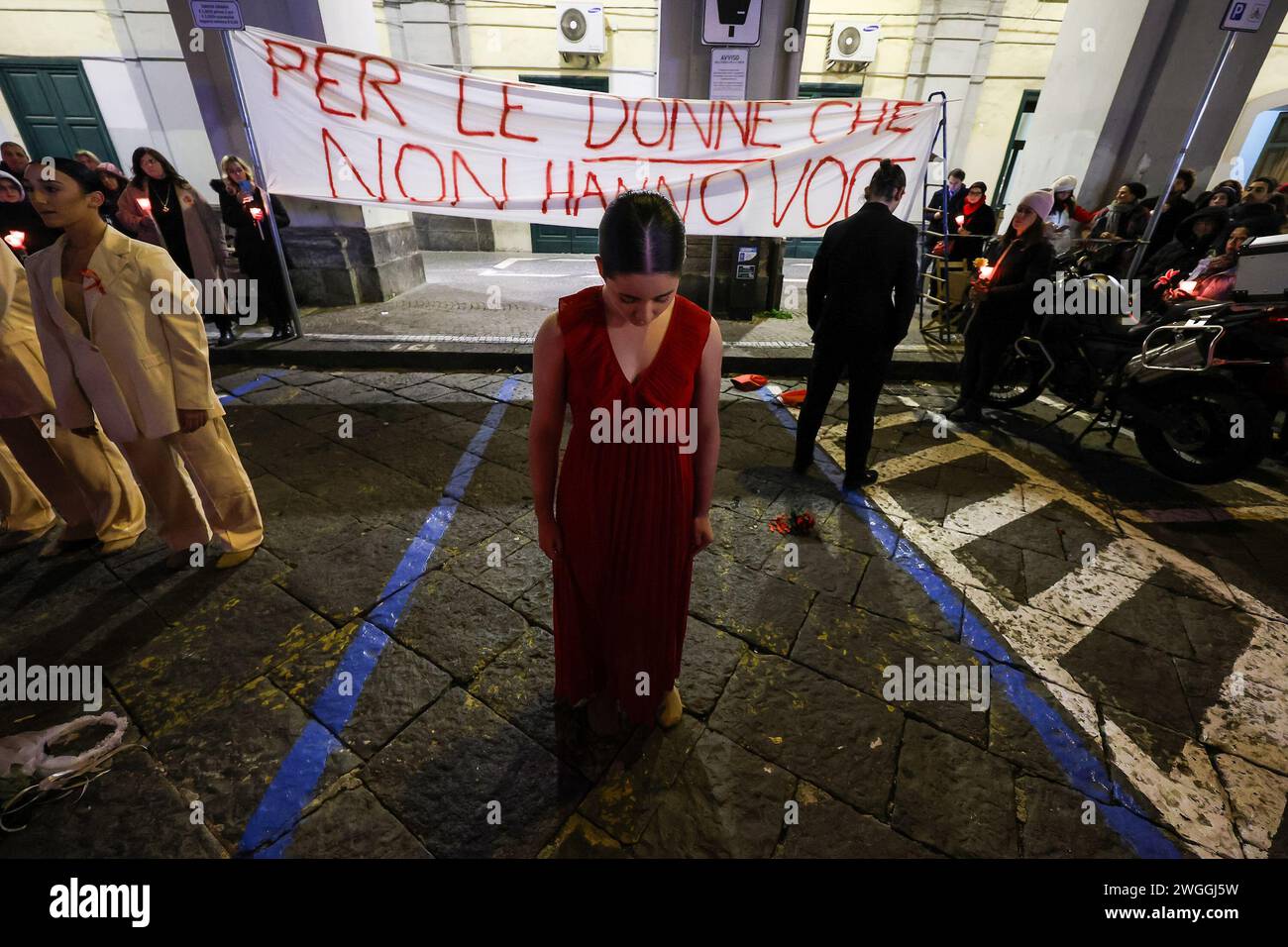 Un groupe de danseurs se produit lors d'une procession aux flambeaux à l'occasion de la Journée internationale pour l'élimination de la violence à l'égard des femmes. En Italie le ralli Banque D'Images