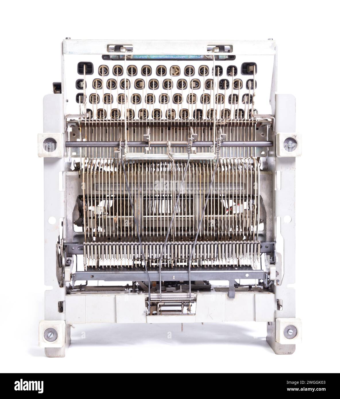Machine à écrire en métal cassé, objet vintage isolé, plein cadre Banque D'Images