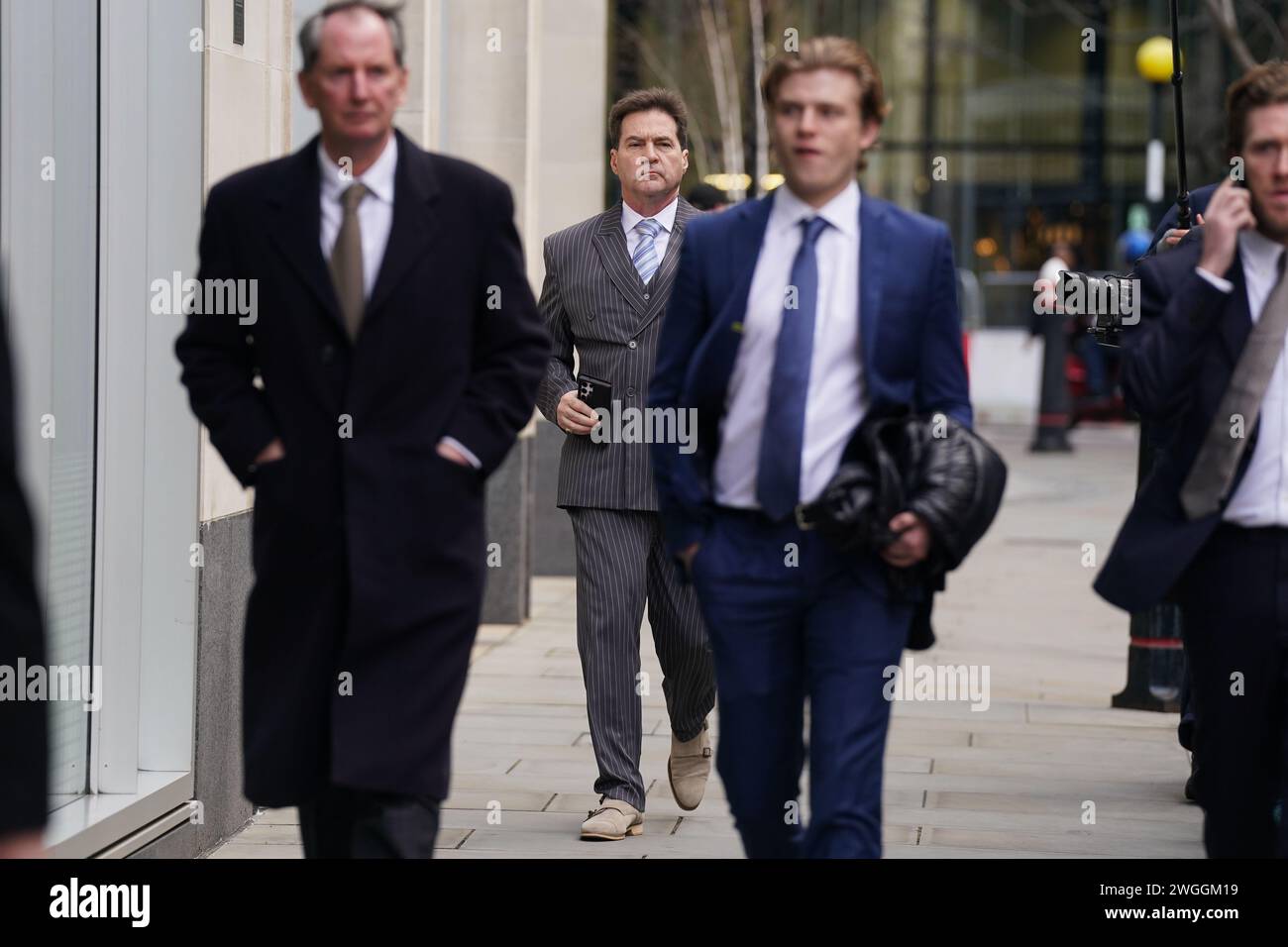 Le Dr Craig Wright (au centre) arrive au Rolls Building à Londres pour une audition sur l’identité du créateur de Bitcoin. L'audience a lieu pour déterminer si oui ou non l'informaticien Dr Wright est le pseudonyme 'Satoshi Nakamoto' - la personne qui a créé la monnaie numérique en 2008. Wright, un inventeur et universitaire australien, a déclaré qu'il était le créateur de Bitcoin en 2016, mais cette affirmation a suscité le scepticisme. Date de la photo : lundi 5 février 2024. Banque D'Images