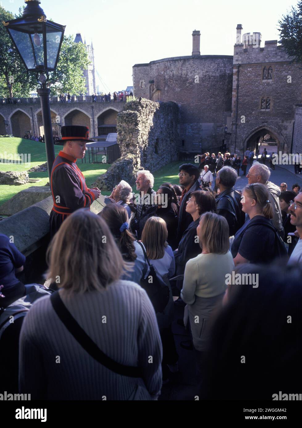 Royaume-Uni, Londres, un Beefeater donnant une visite guidée du parc de la Tour de Londres. Banque D'Images