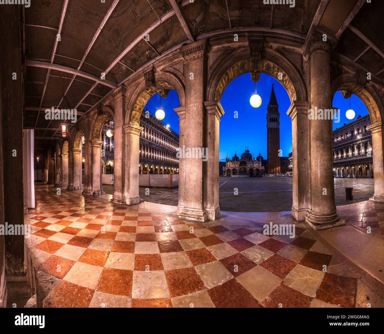 Prog Place des marques à travers les arches du Museo Correr à Venise, Italie Banque D'Images