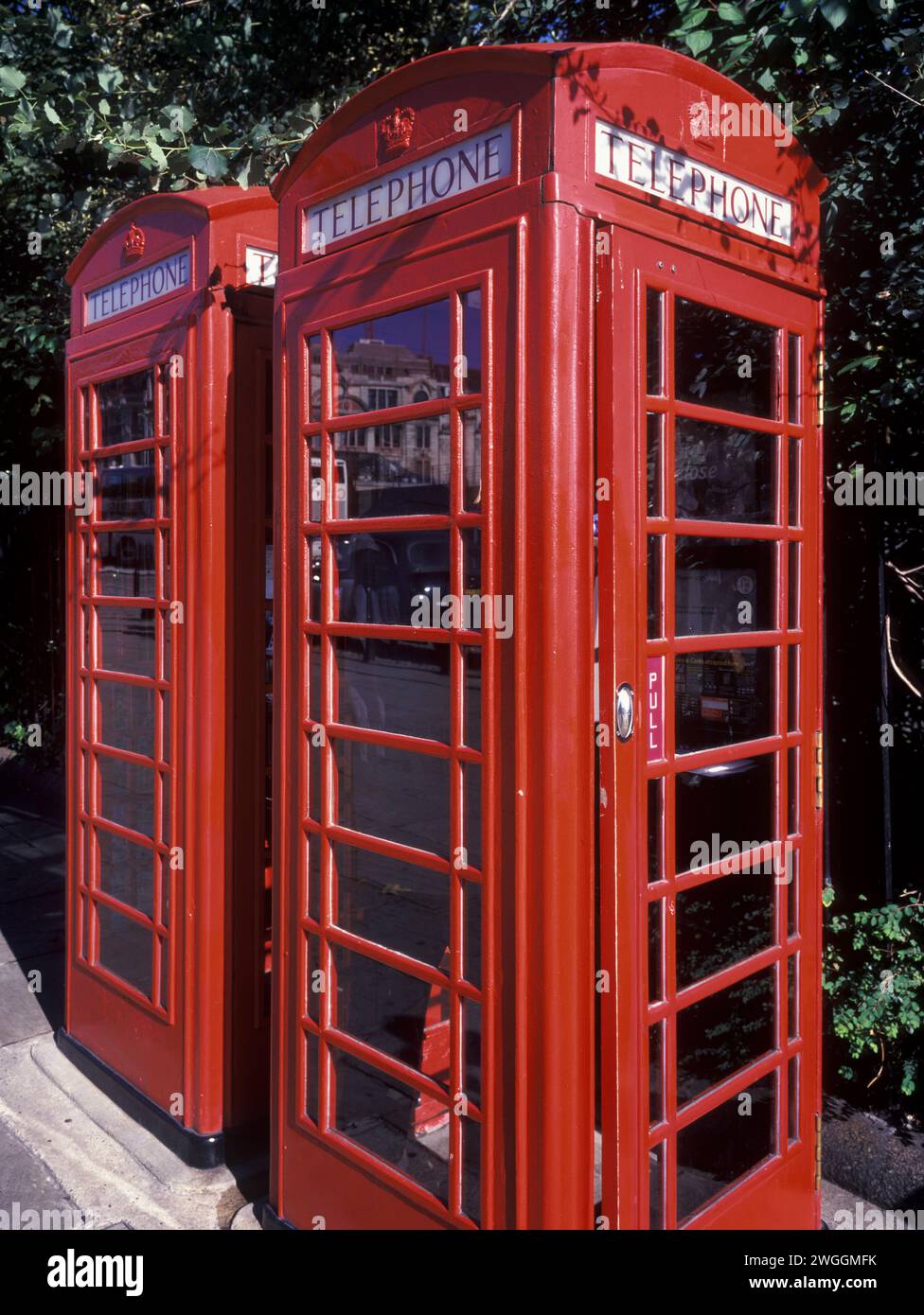 UK, Londres, boîtes téléphoniques pubilc rouges qui peuvent encore être trouvées dans tout le Royaume-Uni. Banque D'Images