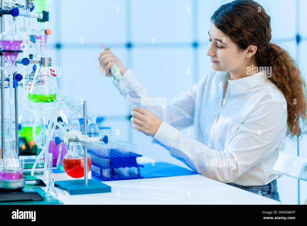 Femme scientifique menant des recherches médicales en laboratoire Banque D'Images