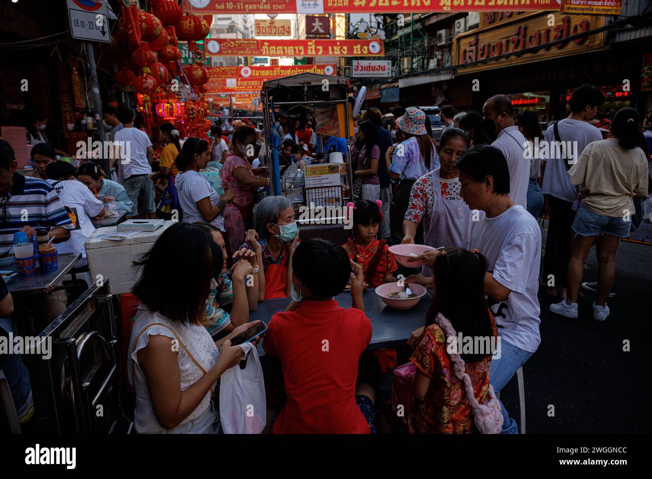 Bangkok, Thaïlande. 3 février 2024. Les gens mangent de la nourriture de rue vêtue de rouge avant les célébrations du nouvel an chinois à Bangkok, Thaïlande, samedi 3 février 2024. (Crédit image : © Andre Malerba/ZUMA Press Wire) USAGE ÉDITORIAL SEULEMENT! Non destiné à UN USAGE commercial ! Banque D'Images