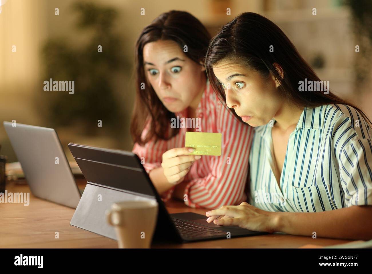 Les télétravailleurs perplexes achètent en ligne et travaillent la nuit à la maison Banque D'Images