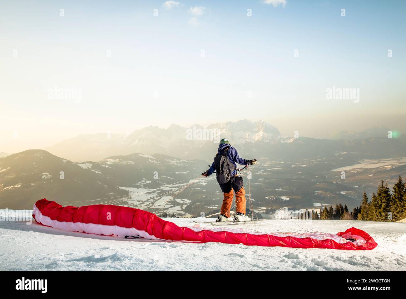 Homme se préparant avant le vol de vitesse dans les Alpes autrichiennes, Kitzbuhel, Tyrol, Autriche Banque D'Images