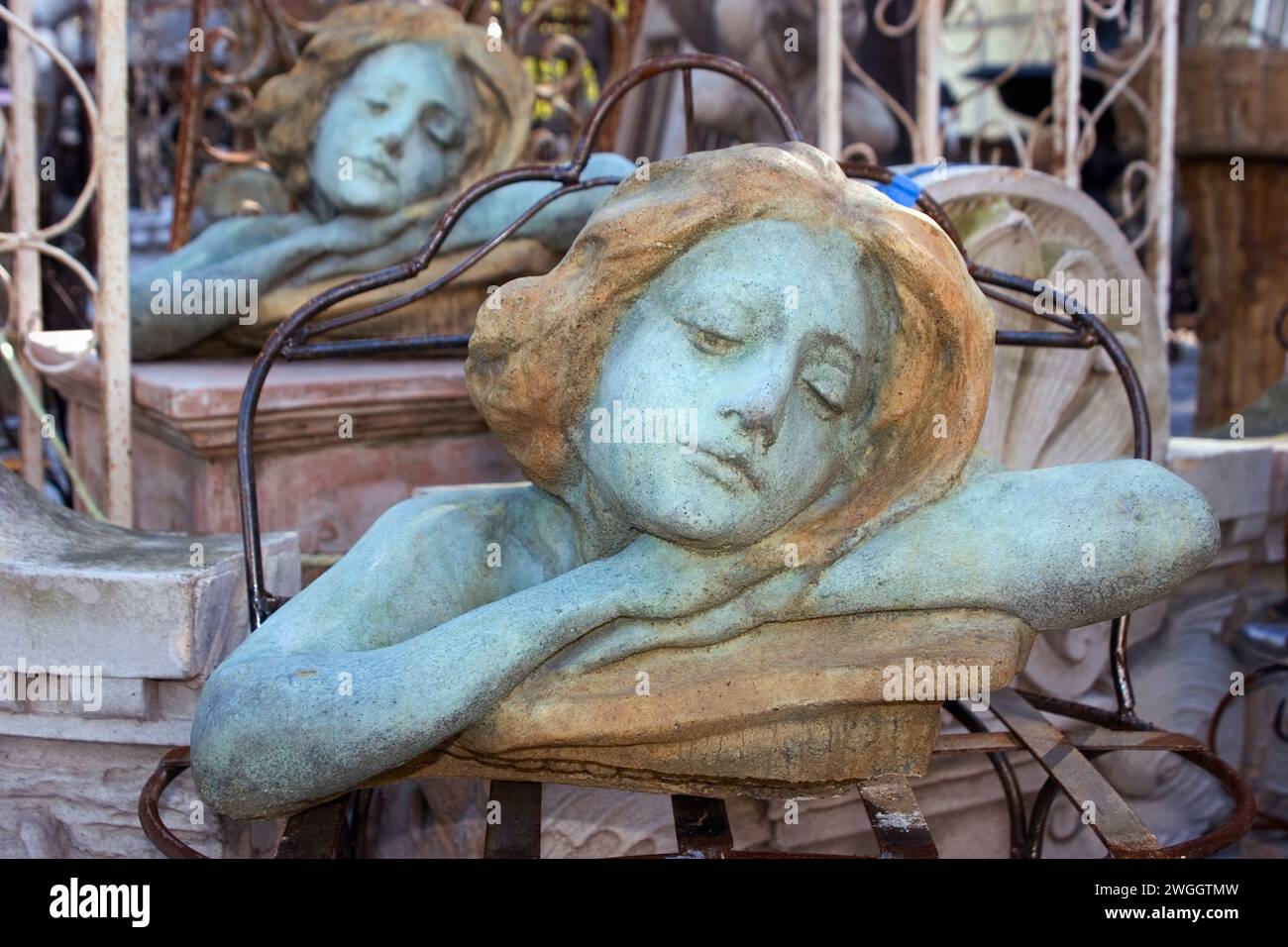 Architectural Salvage : deux sculptures de femmes dormant. récupéré pour revente. Banque D'Images