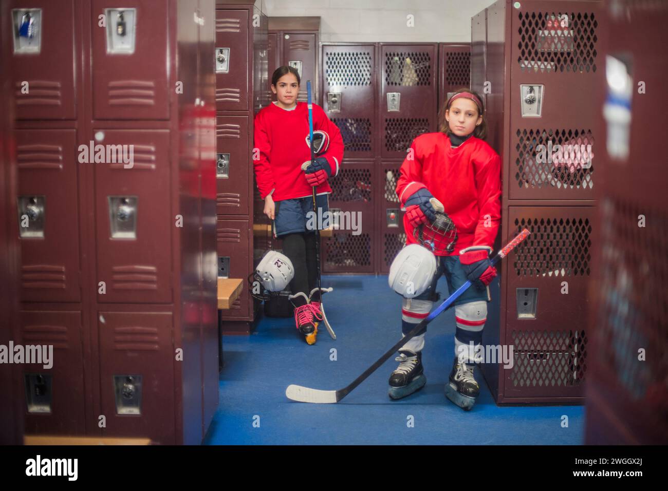 Des filles de hockey dans leurs vestiaires Banque D'Images