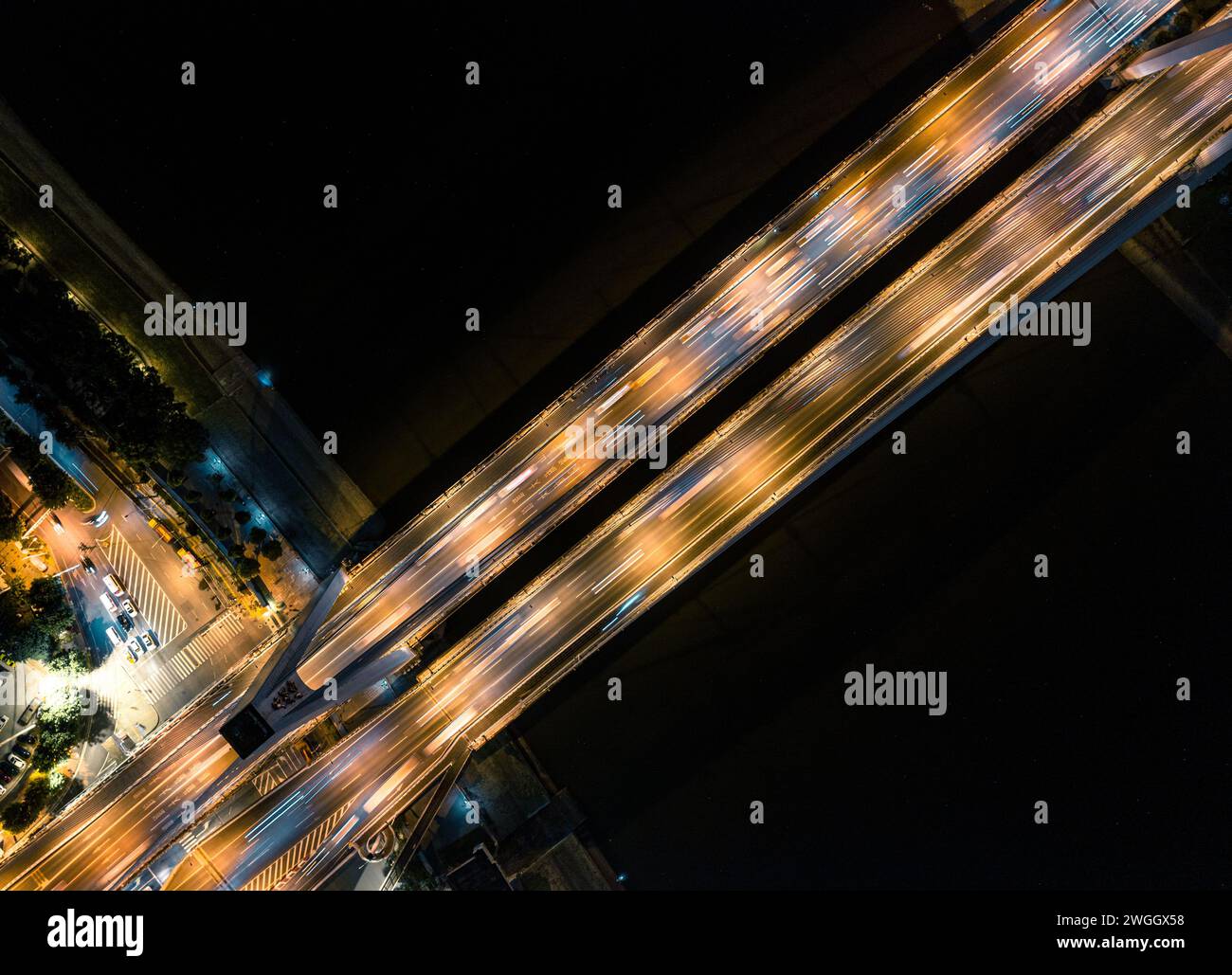 La nuit, les ponts sur la rivière Han à Wuhan sont éclairés par des lampadaires orange. Banque D'Images