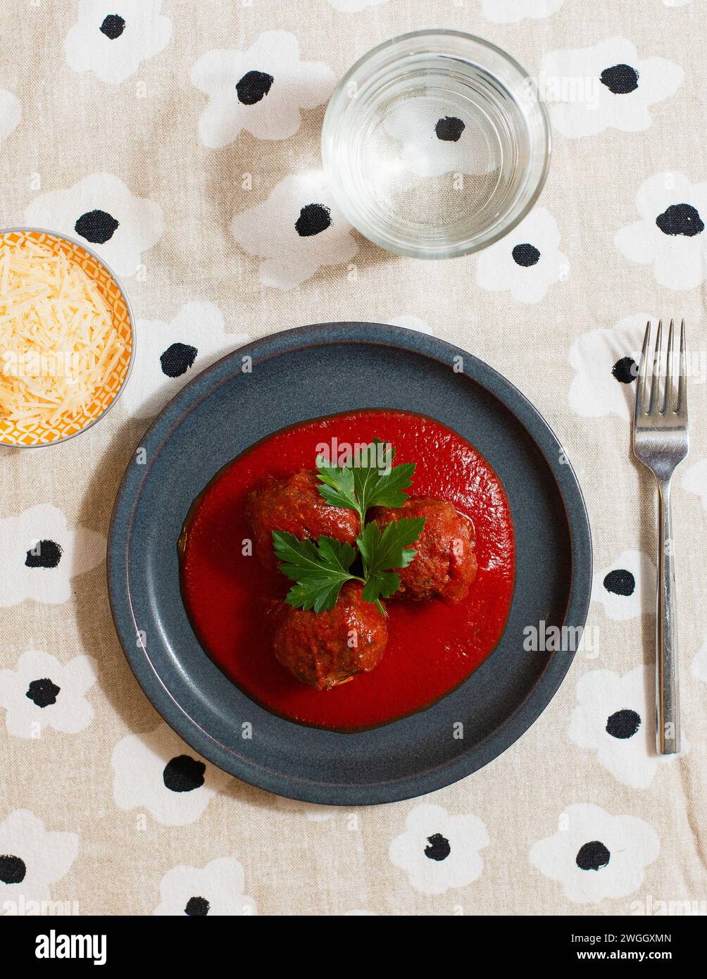 Boulettes de viande avec sauce tomate sur une assiette grise avec persil Banque D'Images