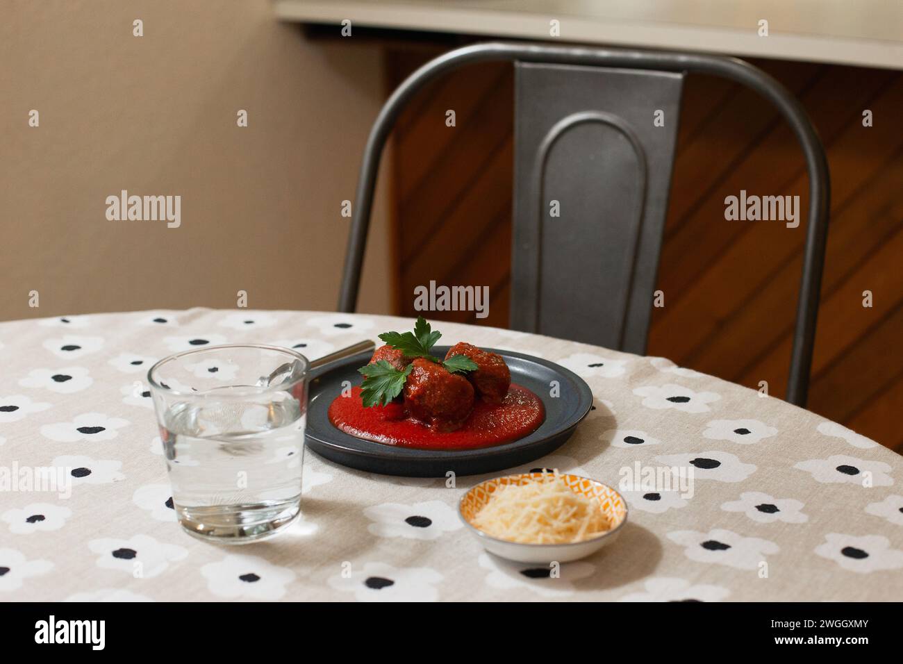Boulettes de viande avec sauce tomate sur une assiette grise Banque D'Images