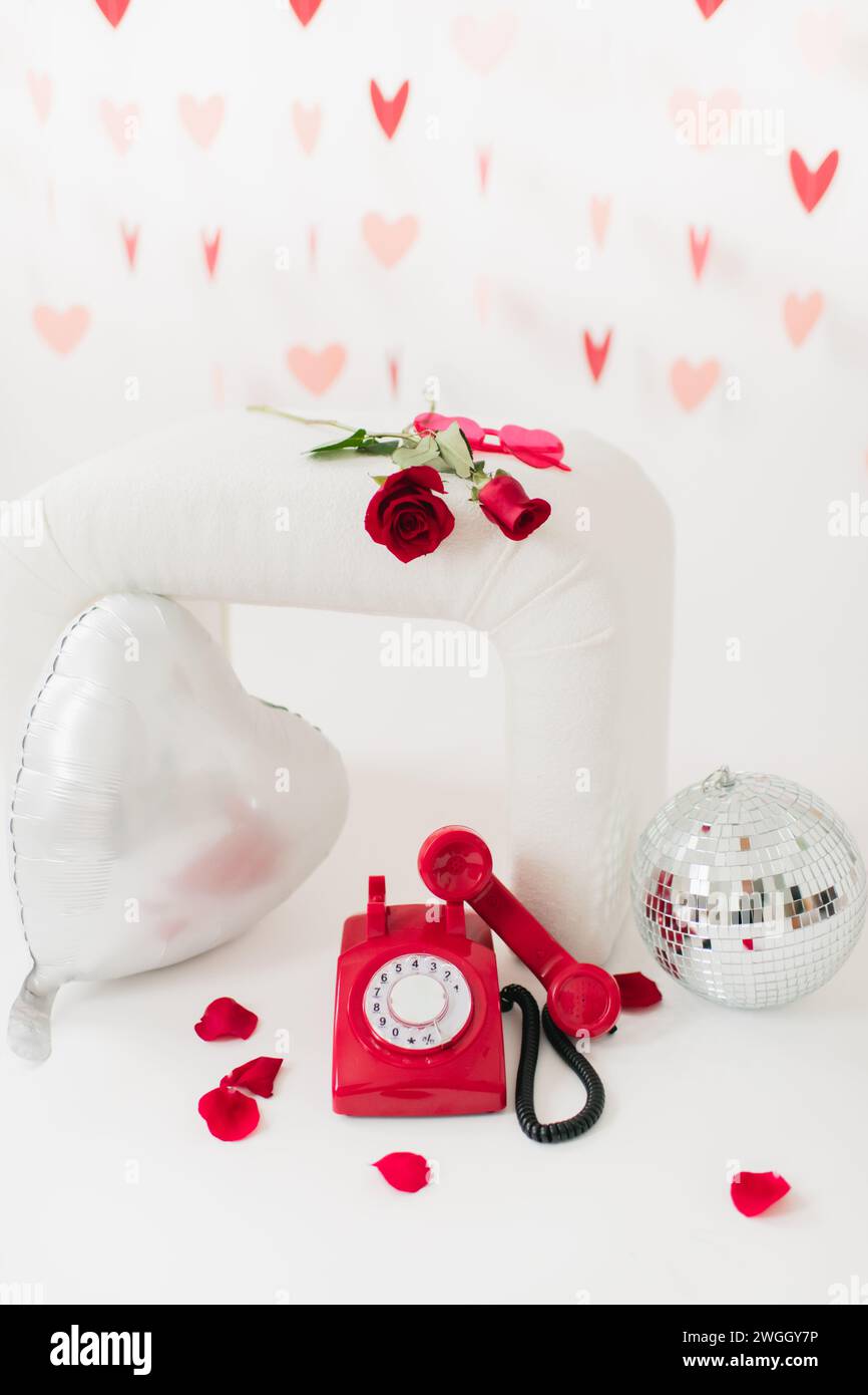Saint-Valentin inspiration de roses, accessoires en forme de coeur et boule disco Banque D'Images
